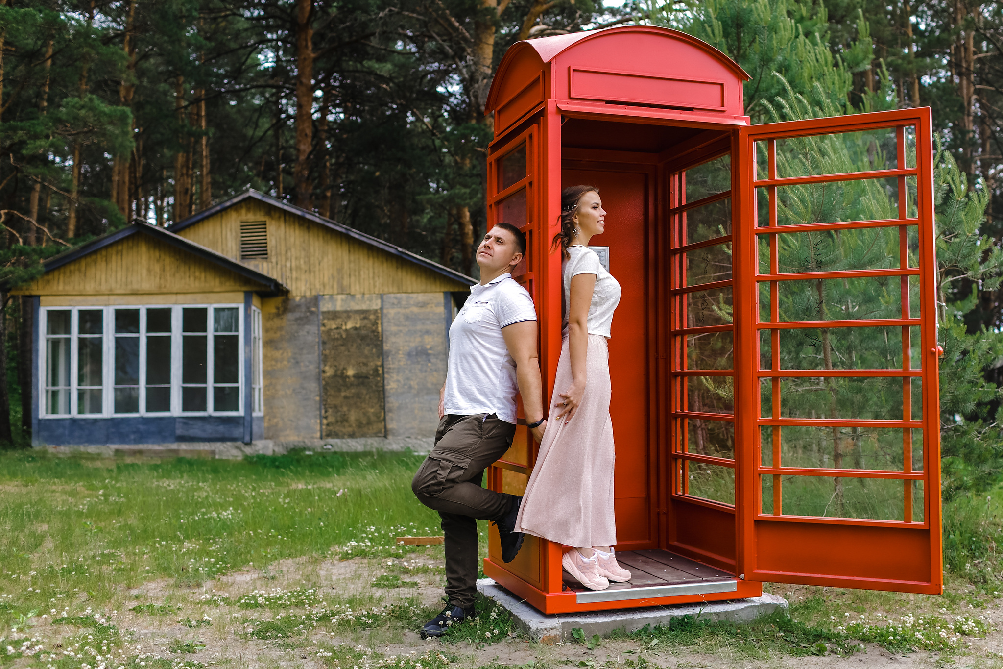 Катя и Вова. Органичность, спаниель и телефонная будка. Фотограф Антон Никандров