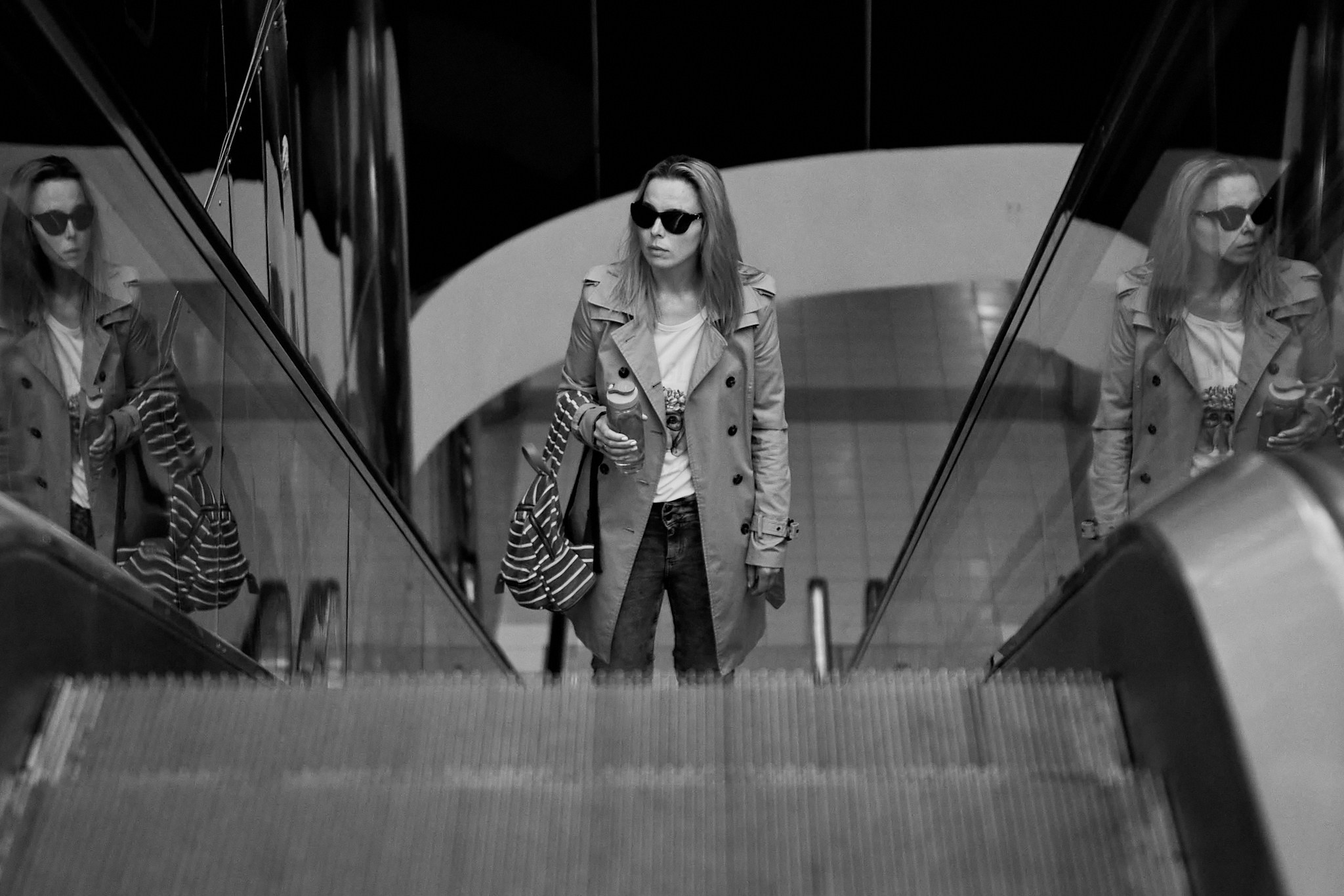 Девушка на эскалаторе в Москва сити