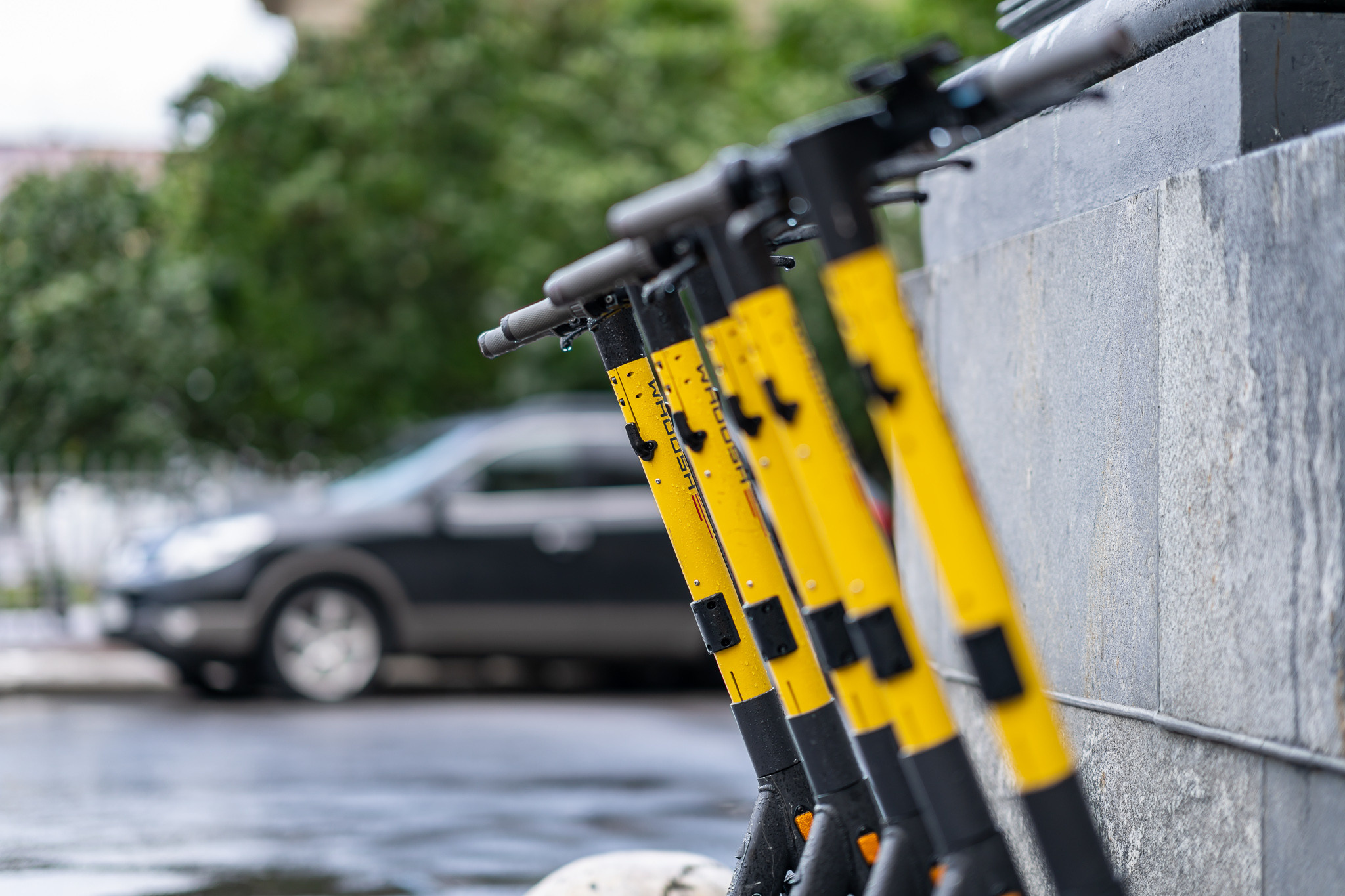 Прокатные электросамокаты на улице в Питере