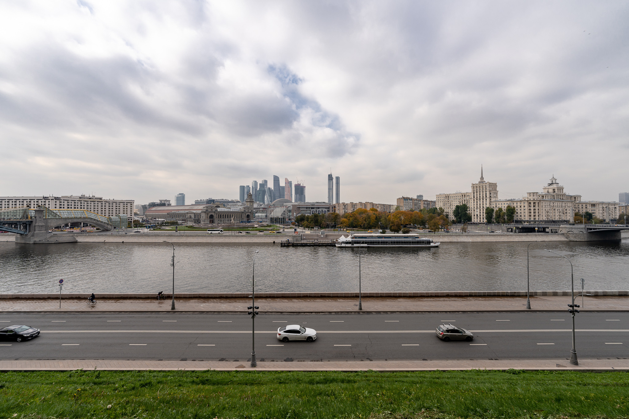 Вид на Москва-Сити с Ростовской набережной