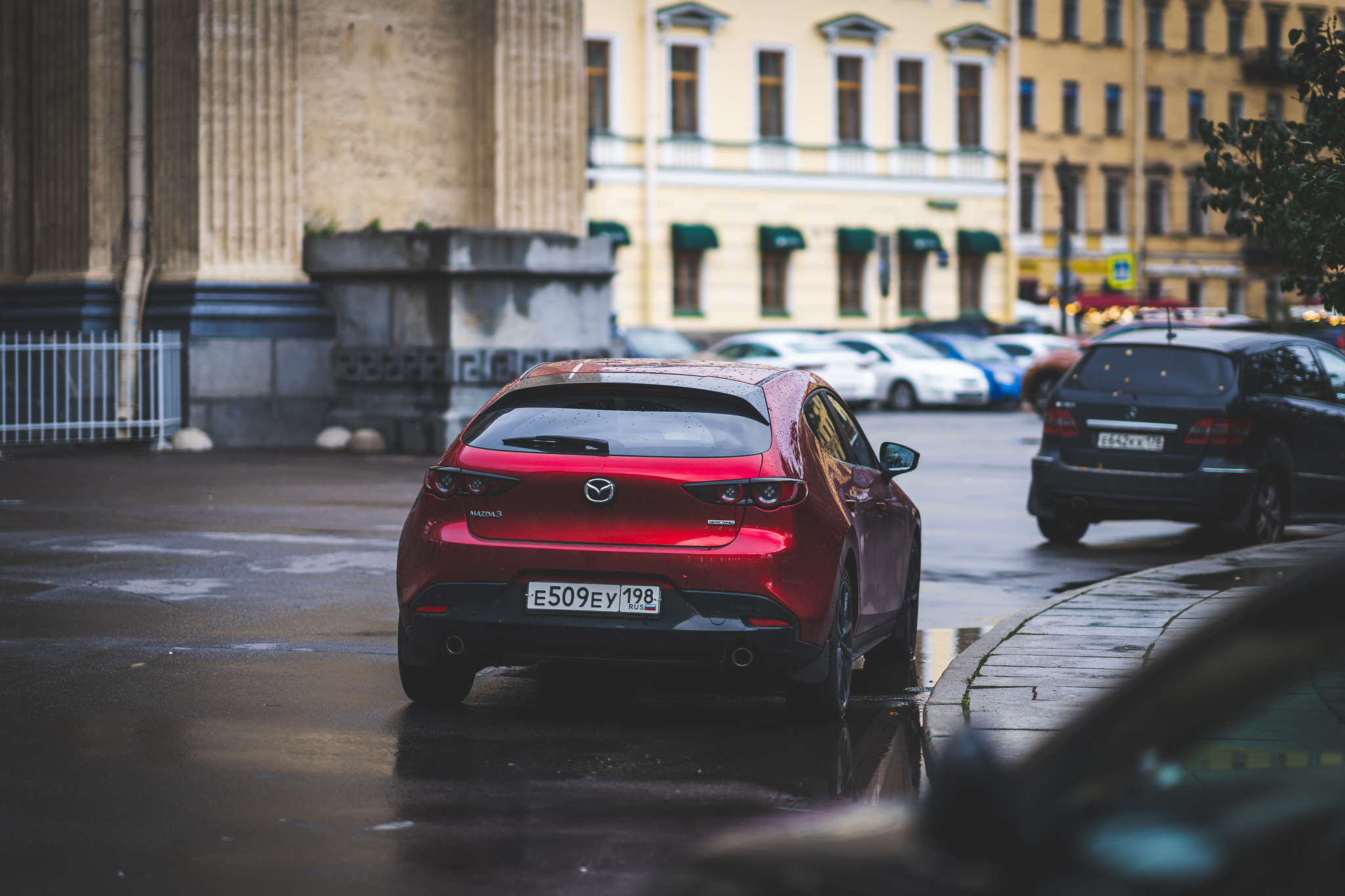 Красная Mazda у Казанского собора после дождя в Питере