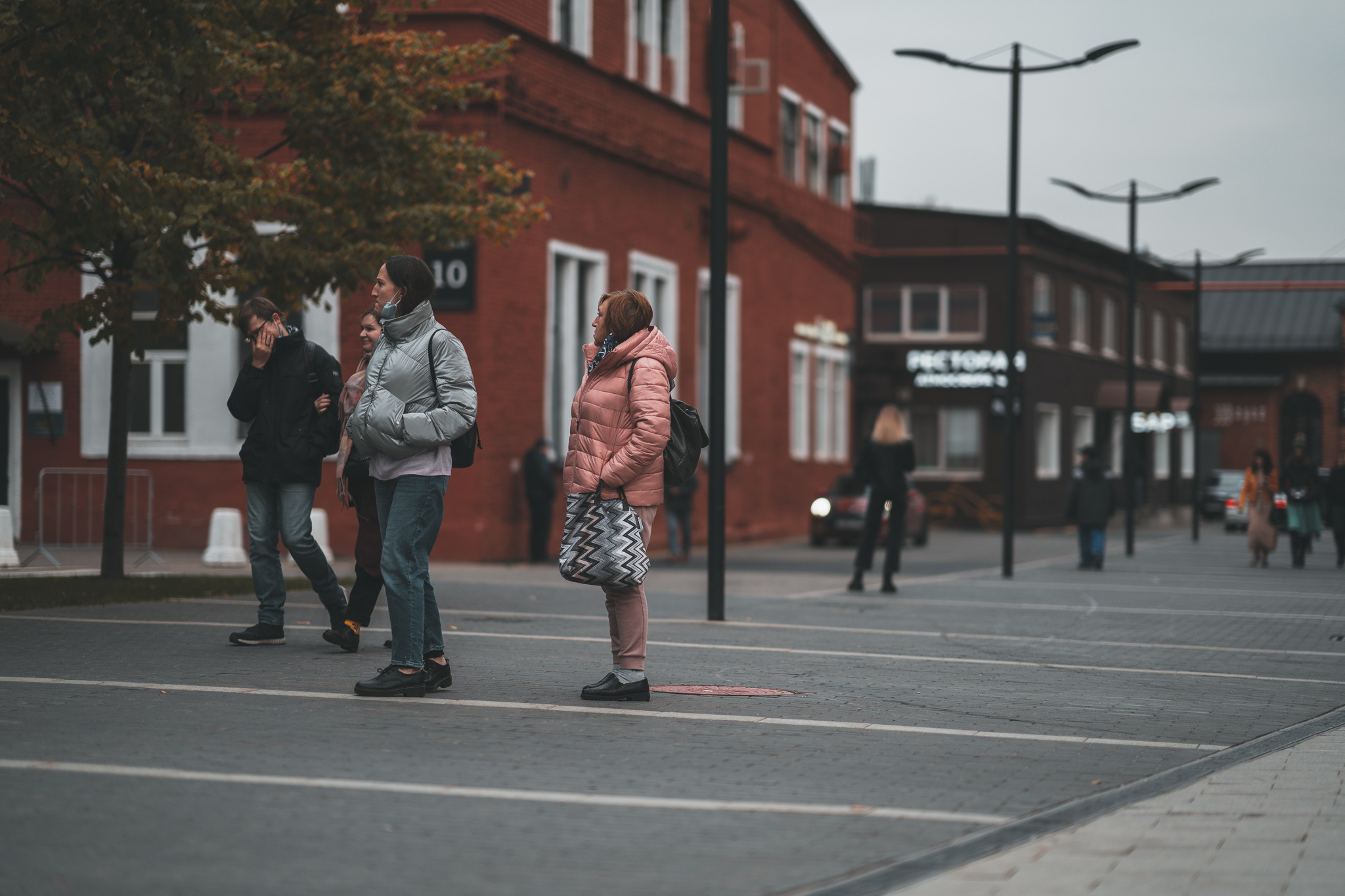 Люди гуляют по Арме в Москве
