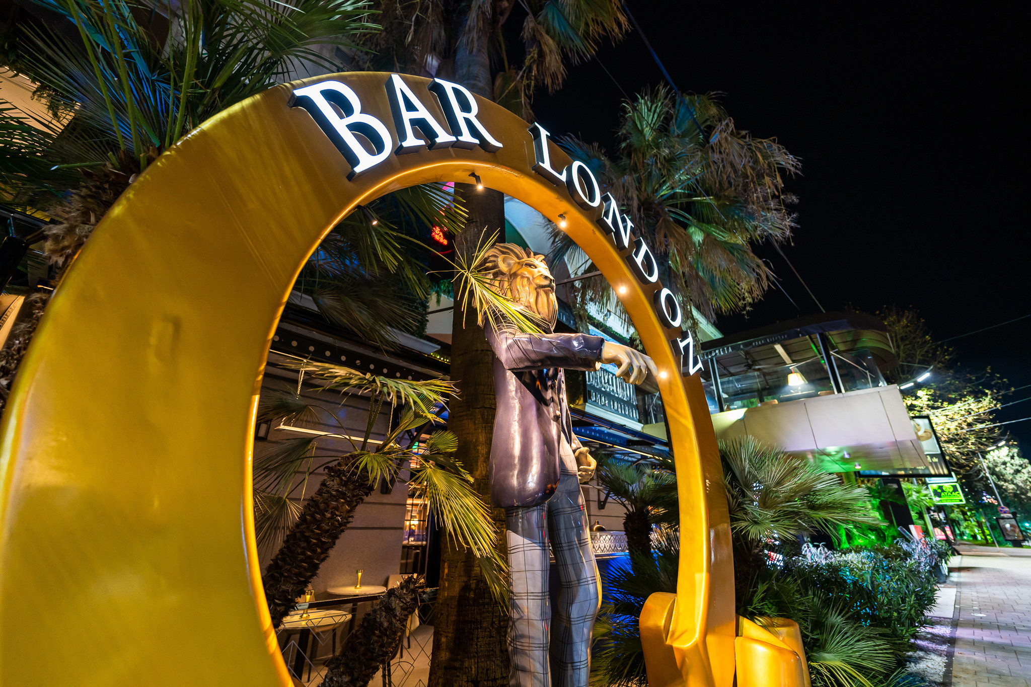 Бар London в Сочи ночью с подсветкой