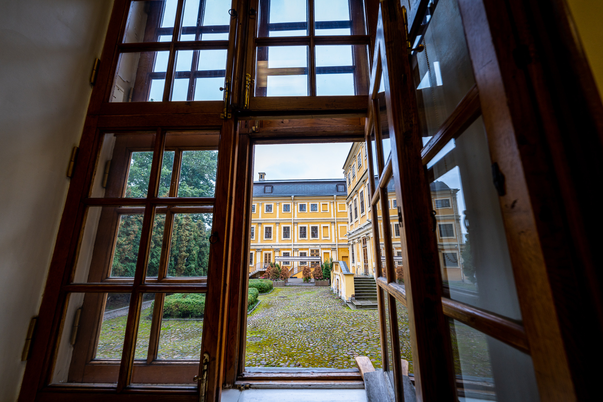 Вид через окно в Меньшиковском дворце в Петербурге