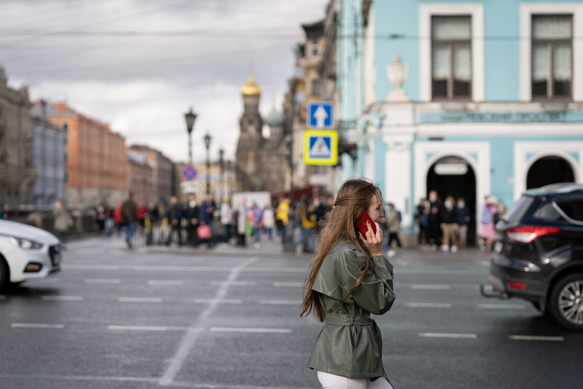 Люди на Невском проспекте в Питере