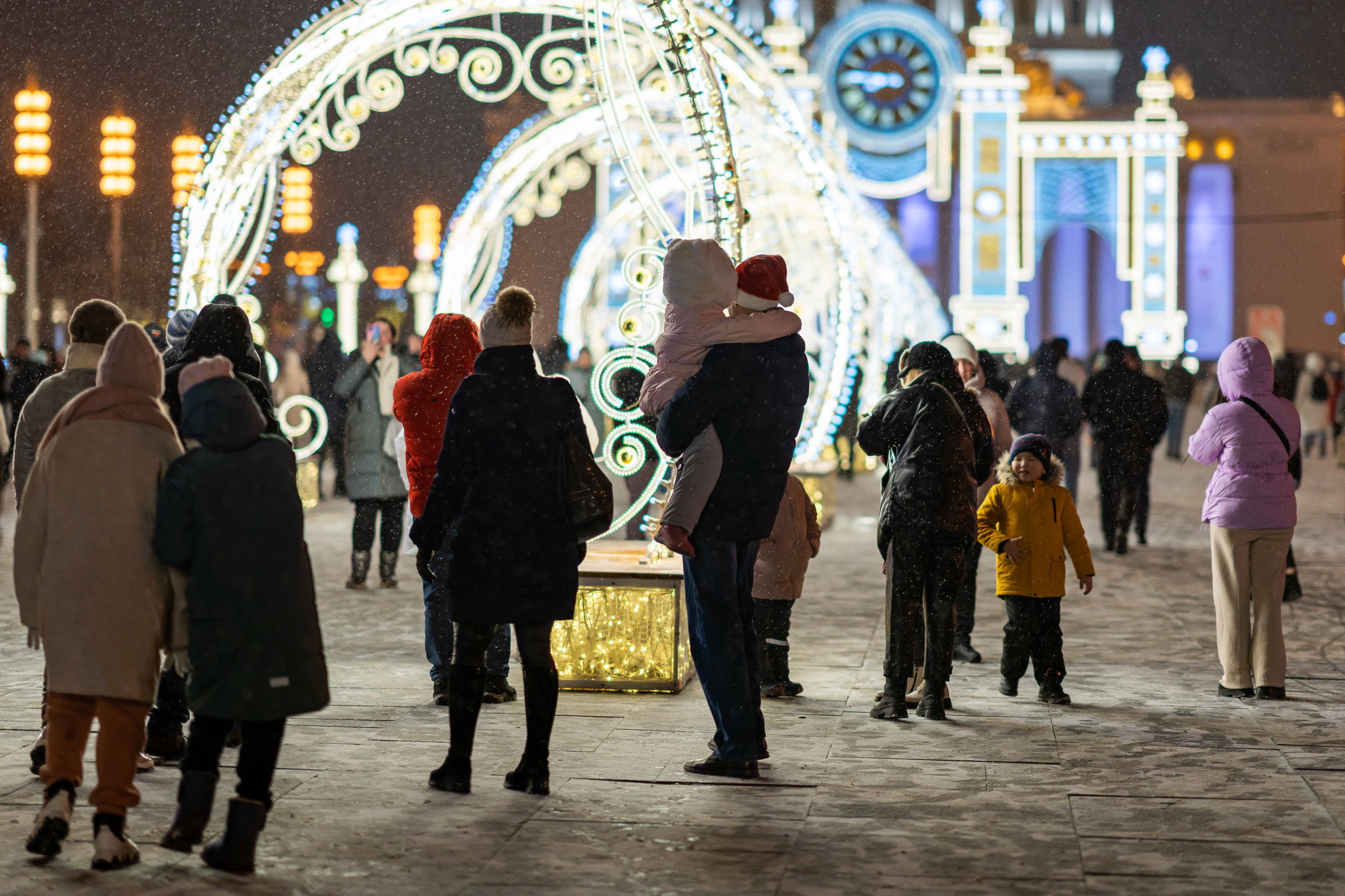 Люди на ВДНХ в новый год вечером