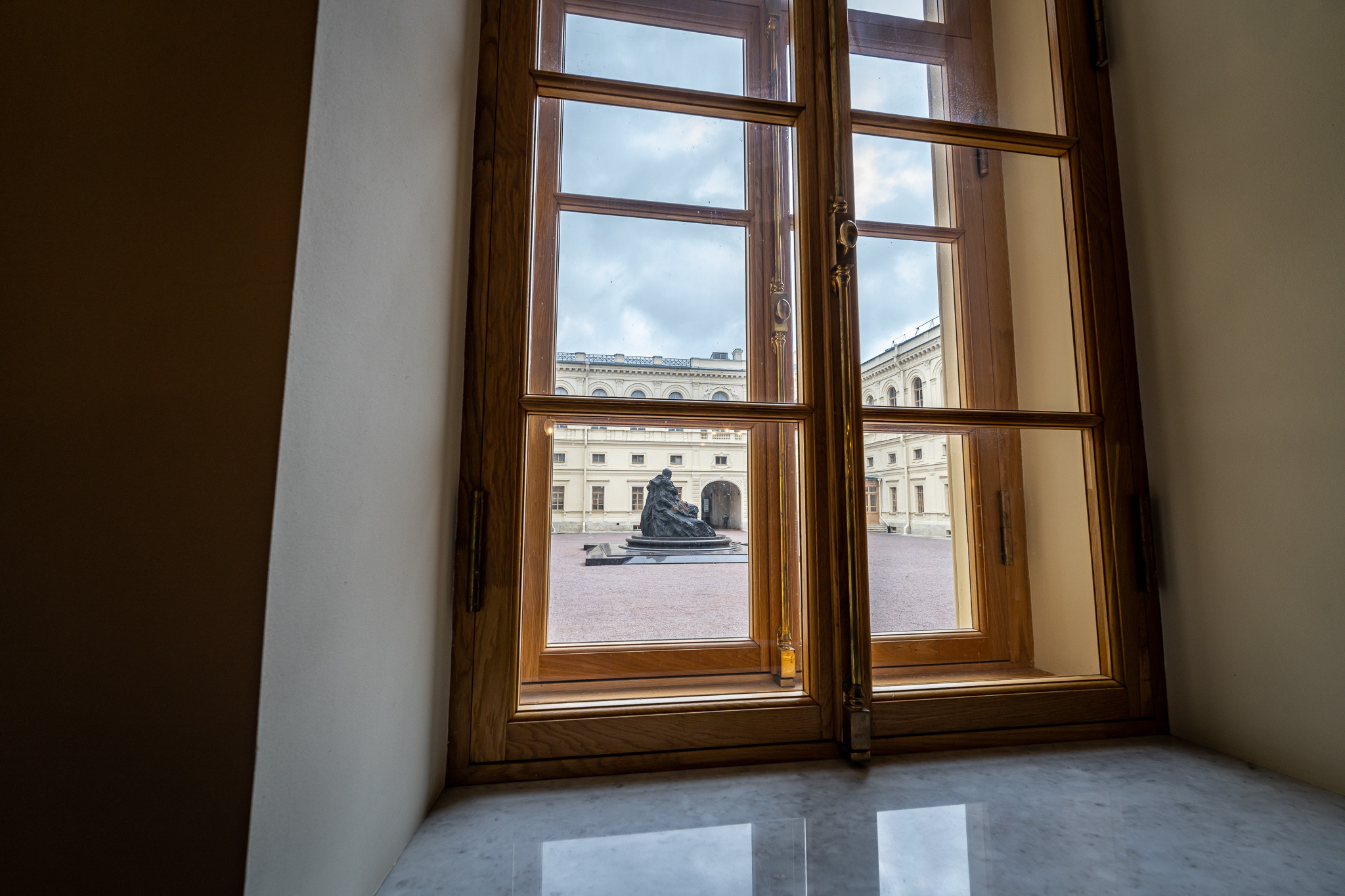 Окно во внутренний двор в Большом Гатчинском дворце