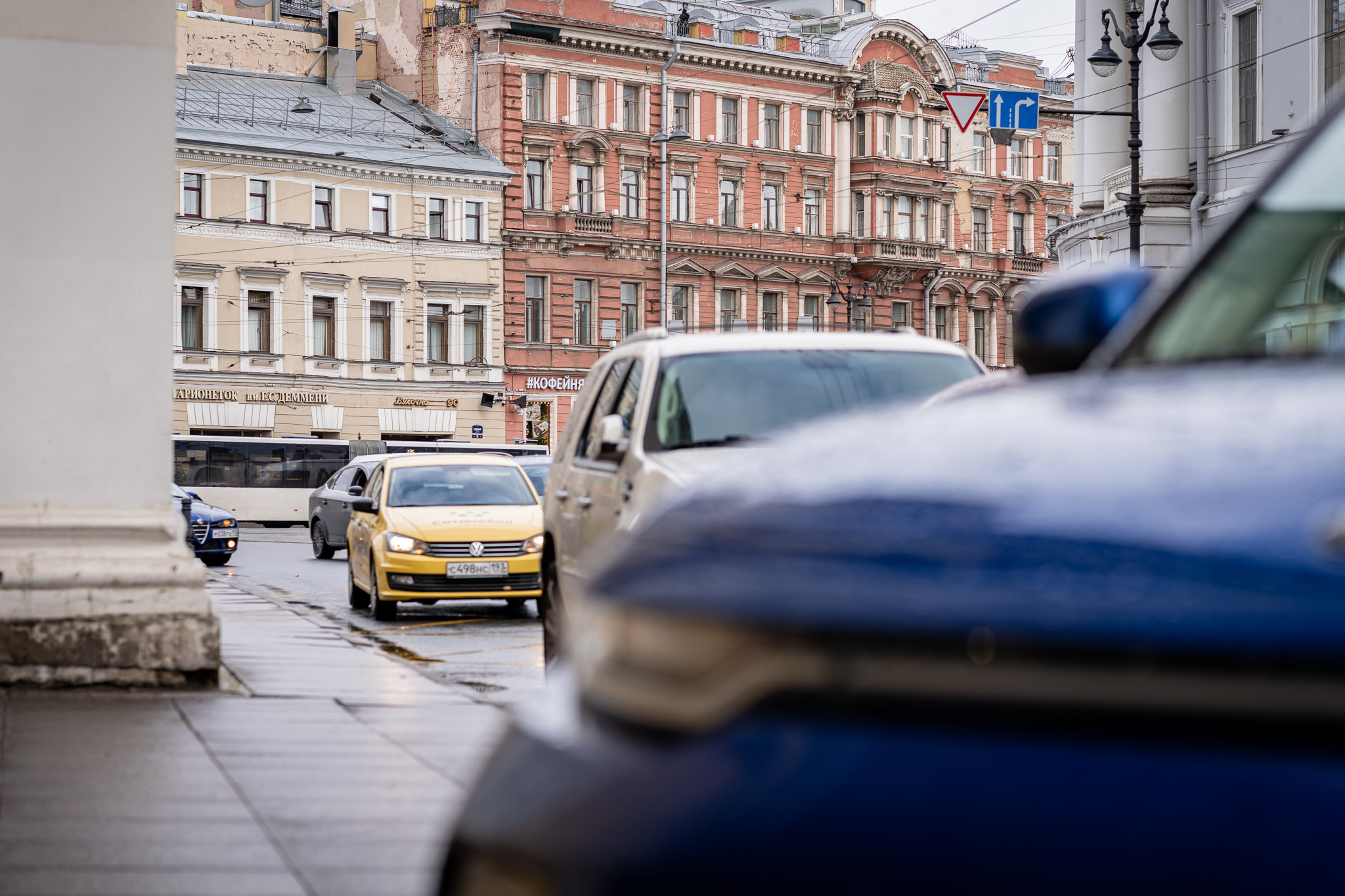 Машина в каплях после дождя в Питере