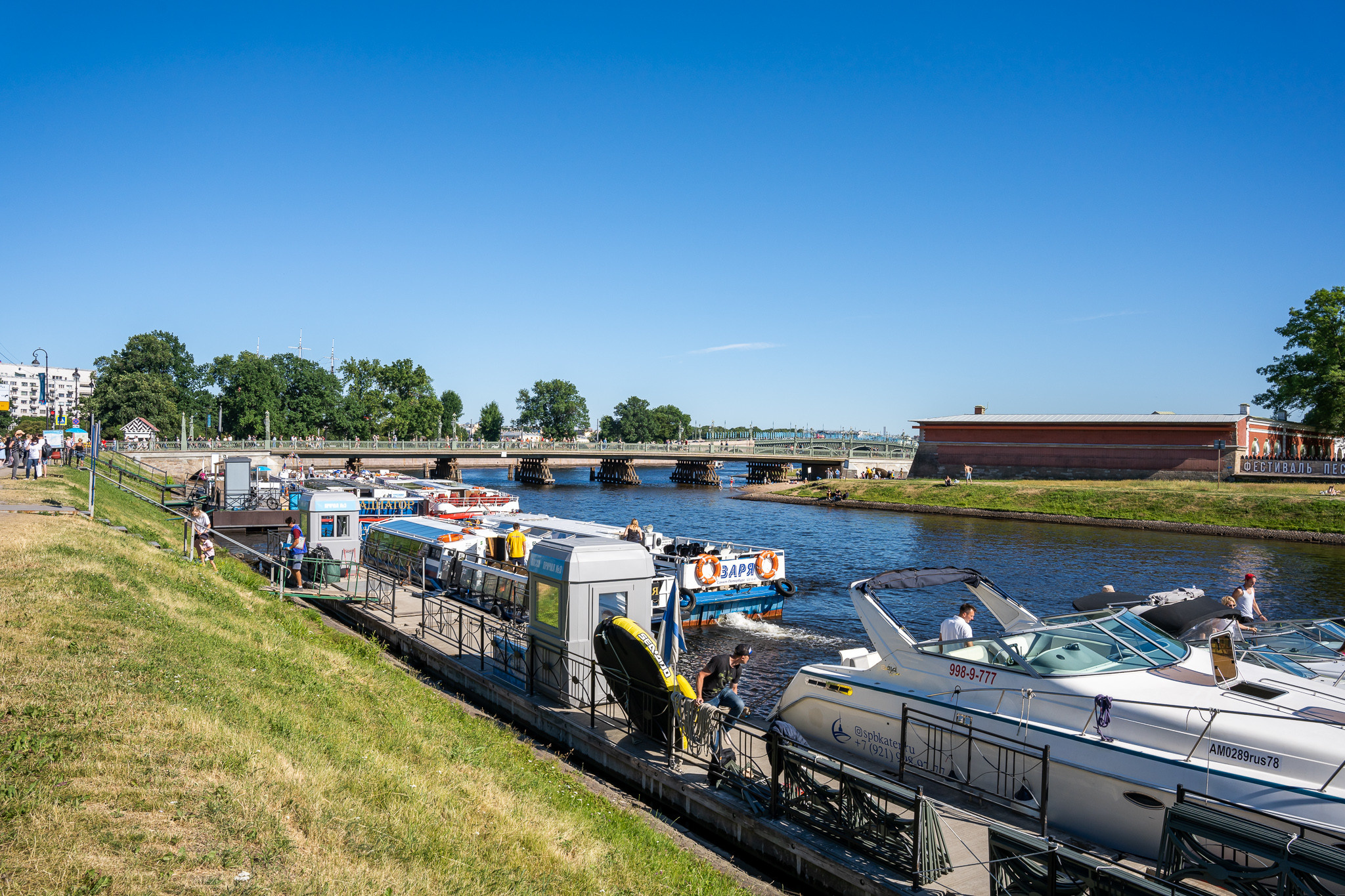 Причал у Птеропавловской крепости в Санкт-Петербурге