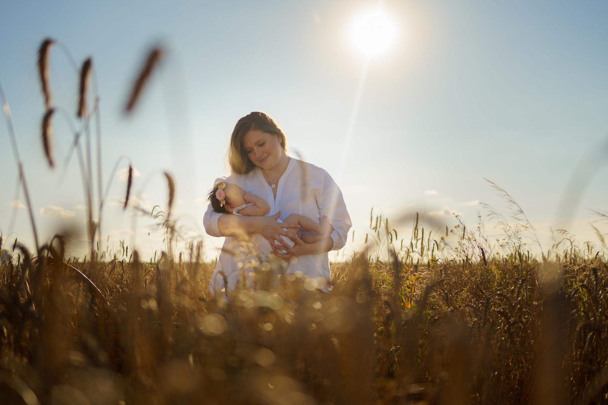 семейная фотосессия фотосессия на природе фотосессия в пшеницы идея для фотосессии идеи для фотосессии фотограф казань  фотограф в казани фотографирую казань мама и дочь любовь семья фотография обучение фотографии фотосессия в пшенице фотосессия в поле фотосессия на закате