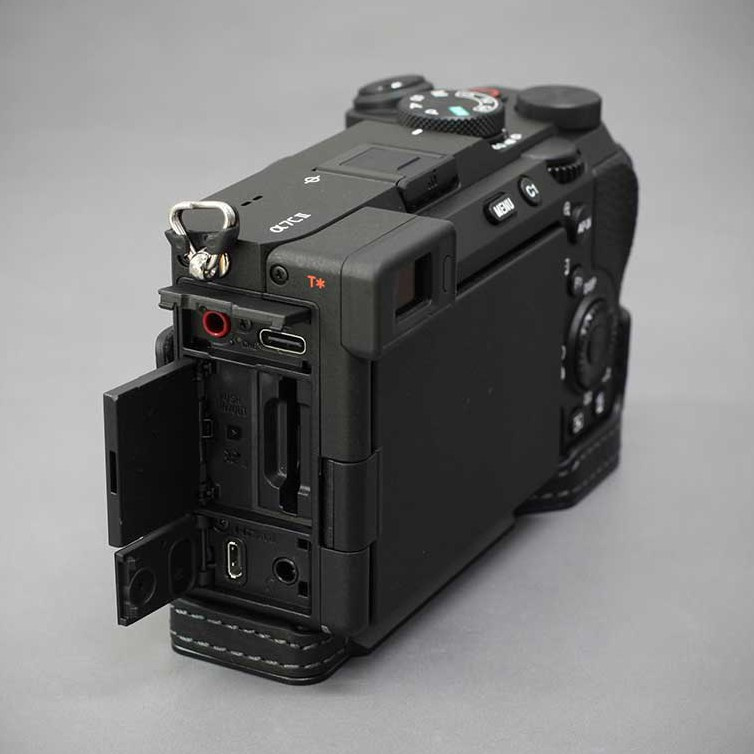 Итальянский кожаный чехол LIM'S для α7CR/α7C II. Фотограф — видеограф в Москве Дмитрий Менделеев