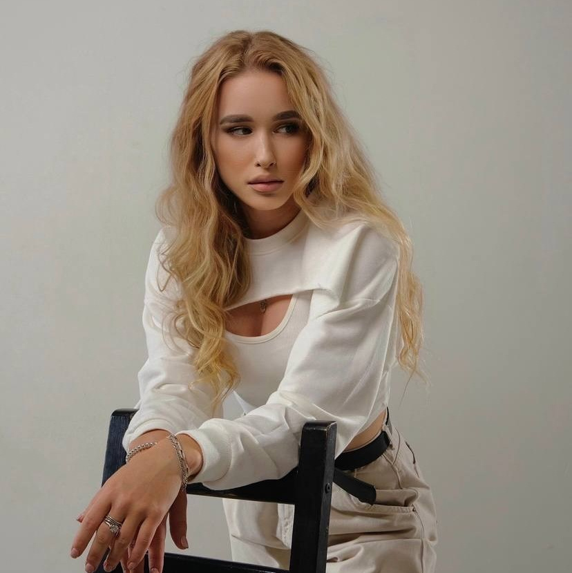 Подбор девушек моделей для предметной съемки в Красноярске