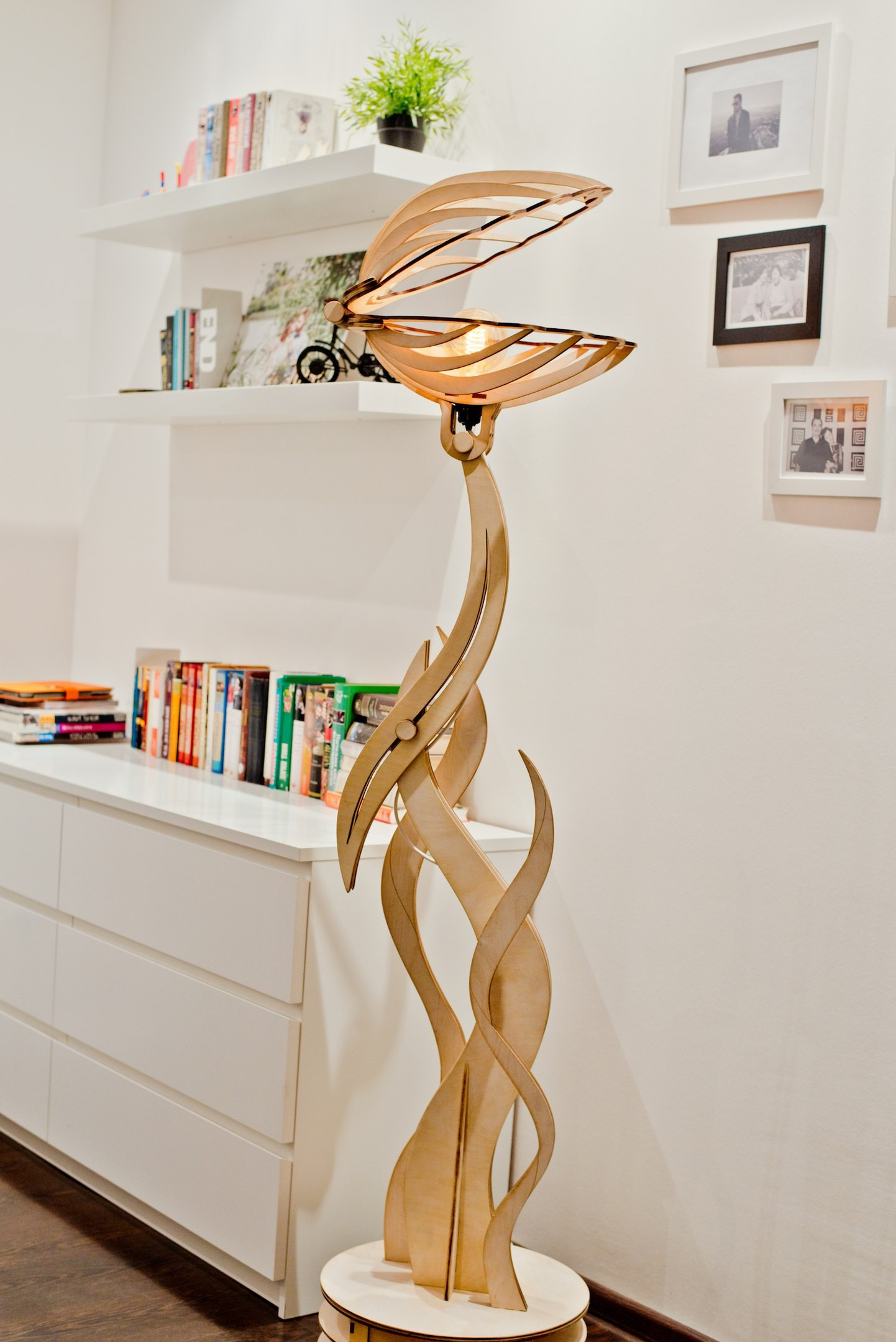 Напольный авторский торшер «Жемжучина». Арт-объекты для стен. Авторские картины, панно, часы и портреты по фото