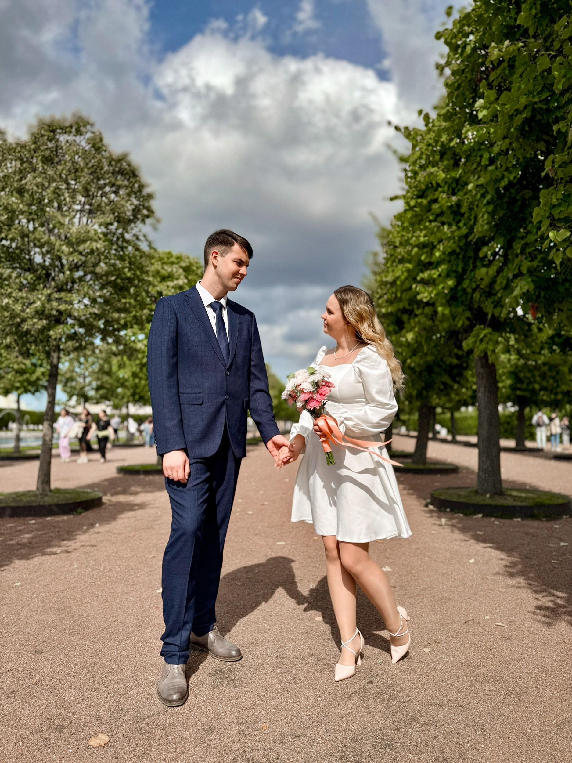 Свадебная фотосессия на айфон в верхнем парке Петергофа.