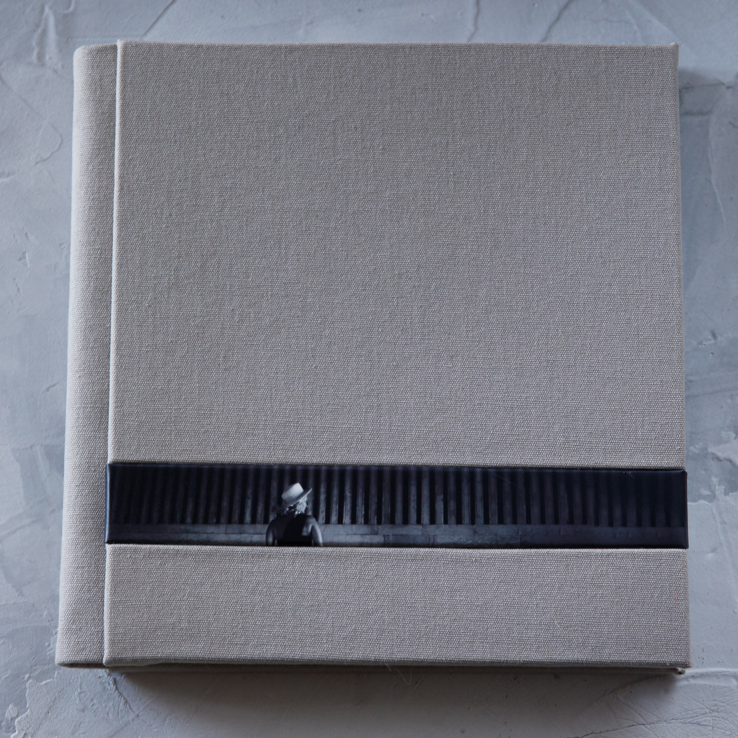 стильная и минималистичная фотокнига из серого льна