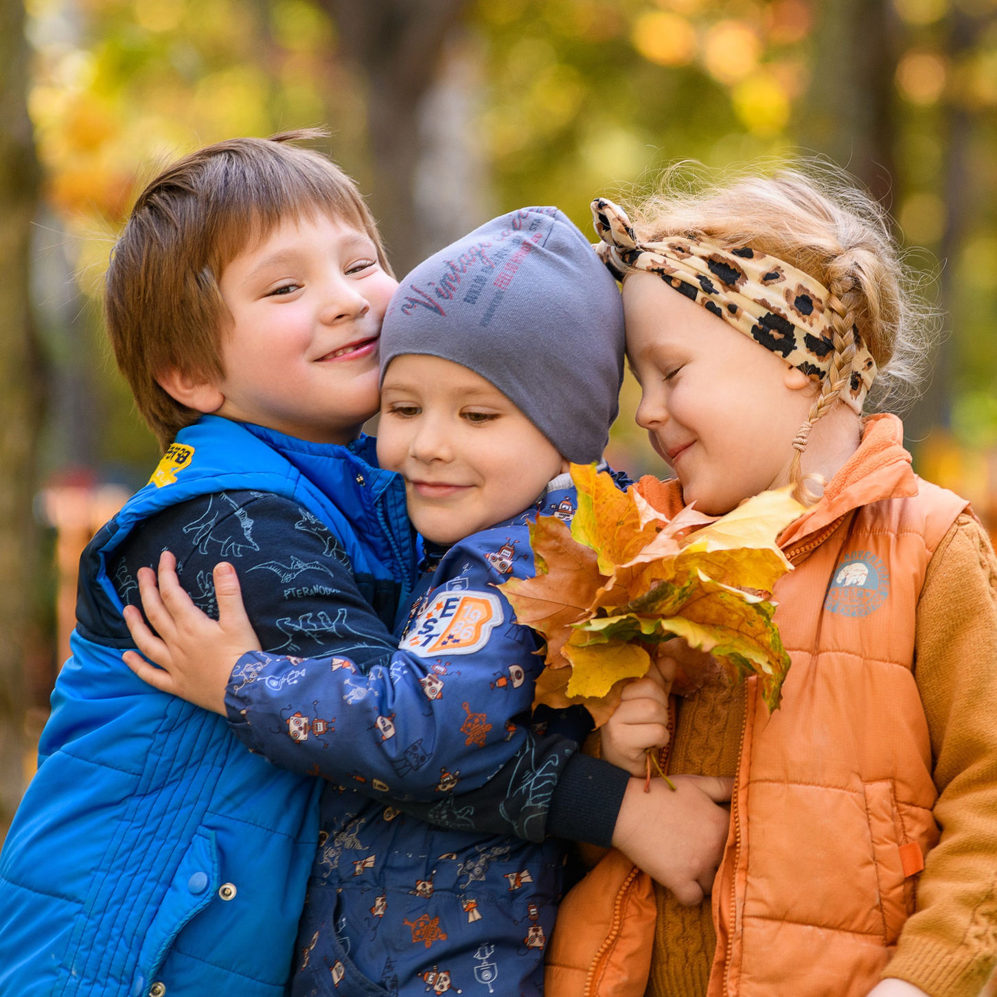 Осенняя прогулка в детском саду. Яркие детские эмоции. Золотая осень. Дети обнимаются и улыбаются.