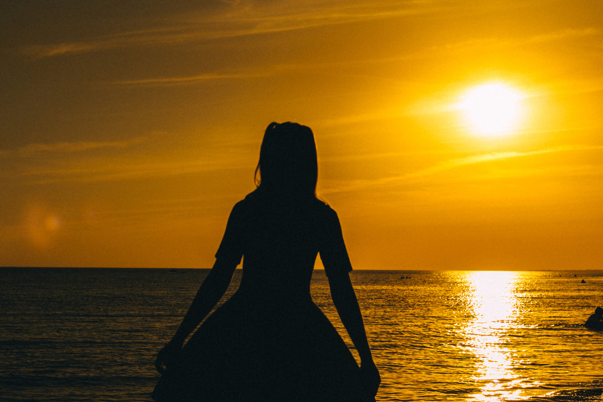 Вечерняя прогулка вдоль берега моря