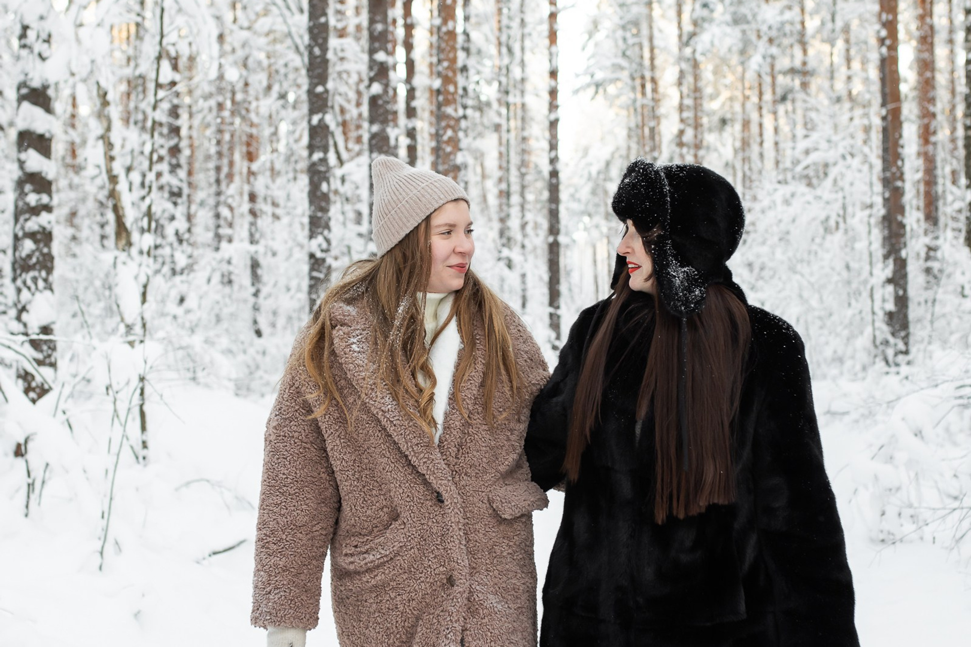 Анастасия и Юлия в зимнем лесу.