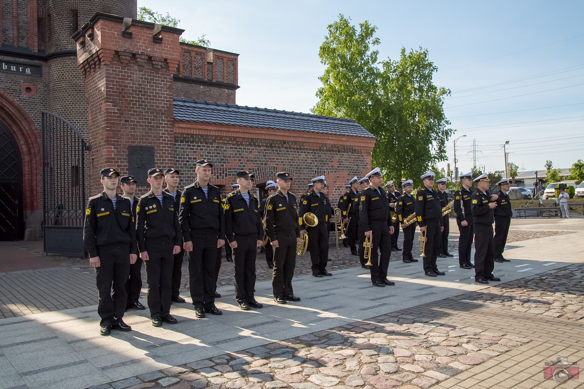Открытие выставки Бескозырки белые, в полоску воротник
