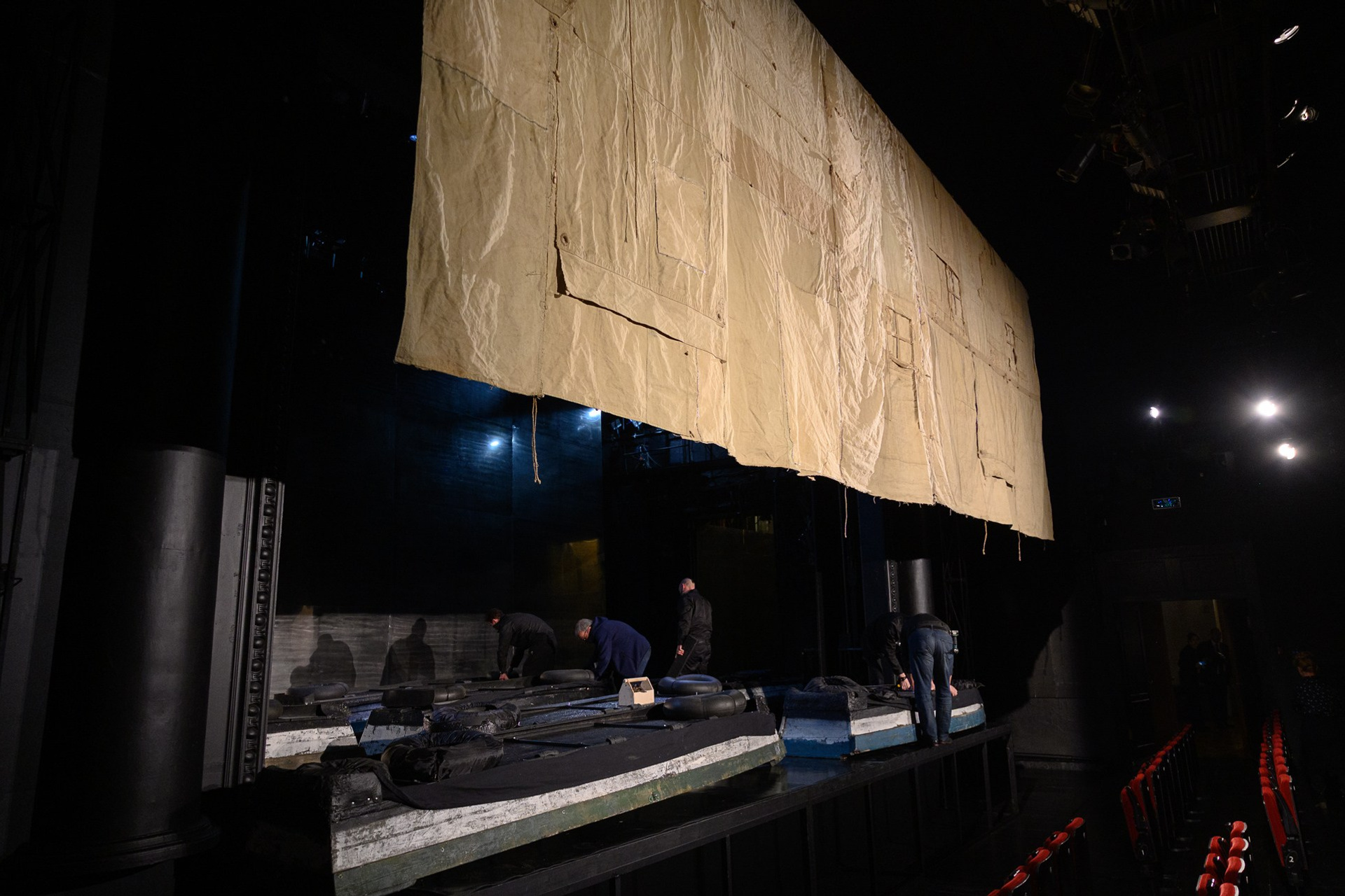 Декорации для спектакля «Чайка» | МДТ - Театр Европы. История занавеса. Превращаем идею в технологию