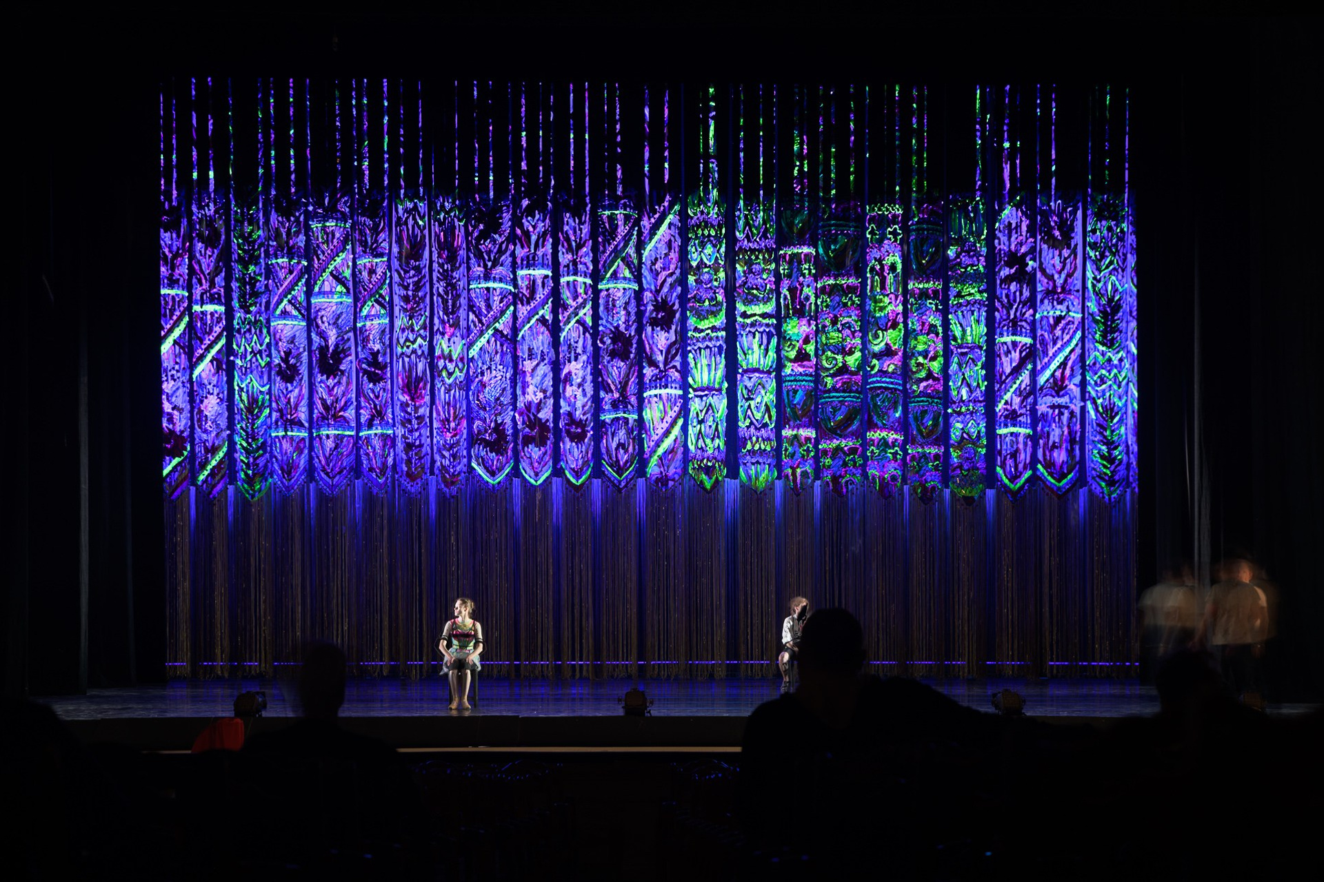 Объемная и прорезная аппликация на театральных декорациях. История занавеса. Превращаем идею в технологию