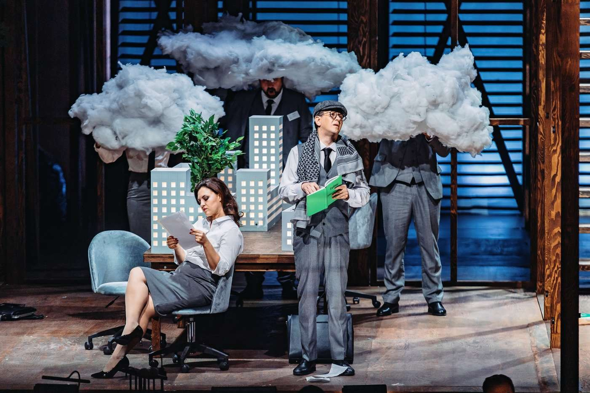 Объемная и прорезная аппликация на театральных декорациях. История занавеса. Превращаем идею в технологию