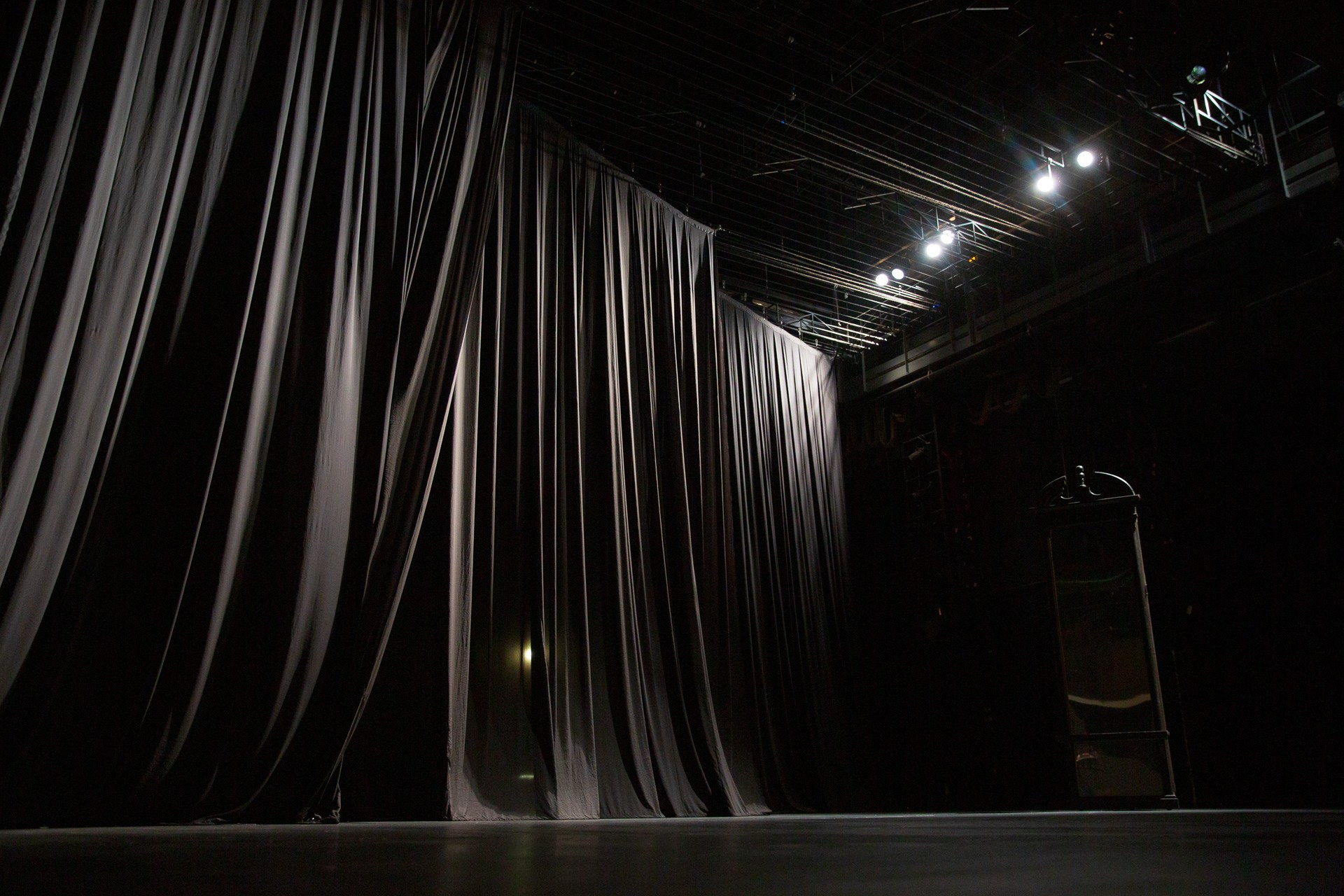 Пошив театральных занавесов и мягких декораций на заказ | Кулисы, падуги, задники. История занавеса. Превращаем идею в технологию