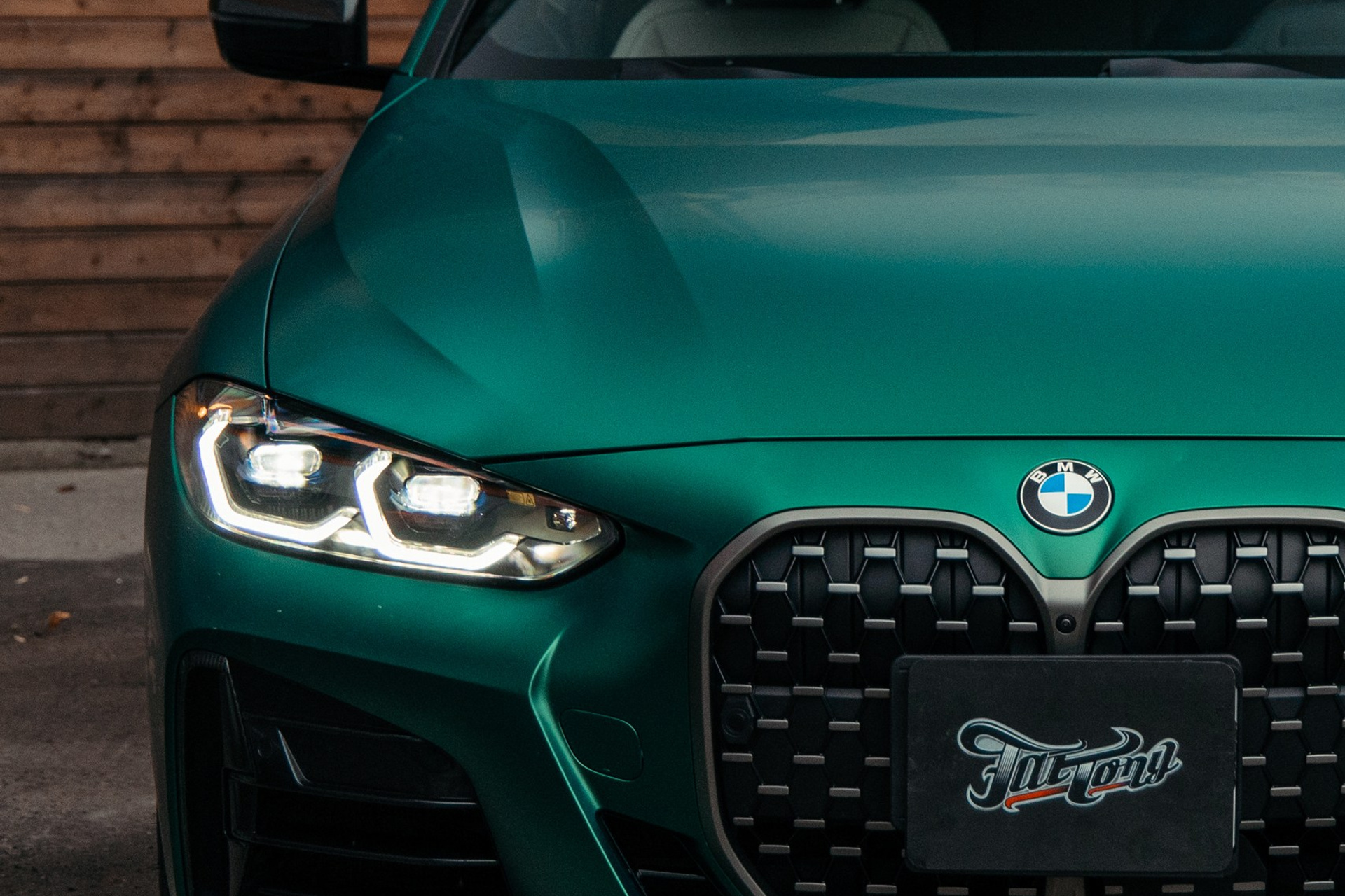 BMW 440i оклейка в&nbsp;цветной полиуретан Wematec matt green chrome с&nbsp;проемами