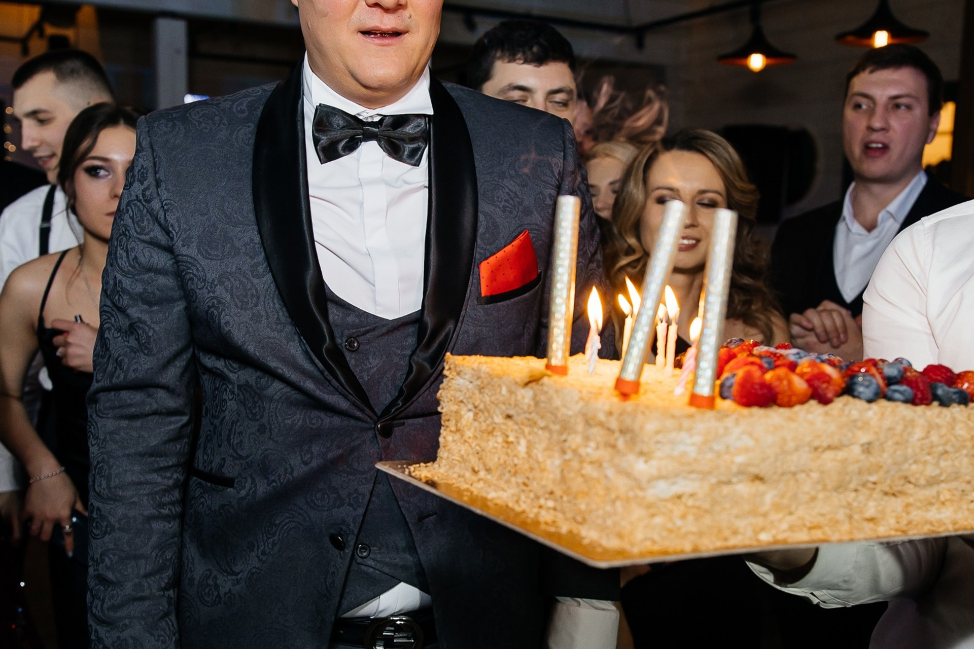 Денису 35 лет