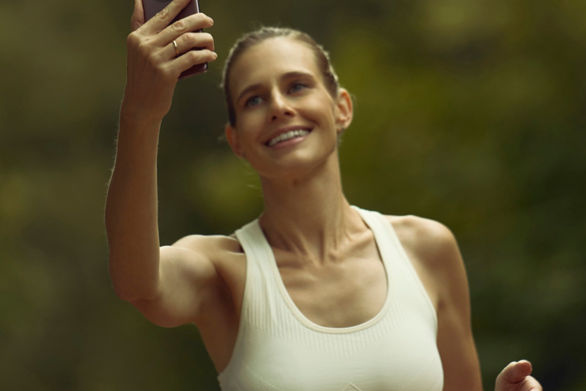 Ролик и&nbsp;фото смартфона Infinix