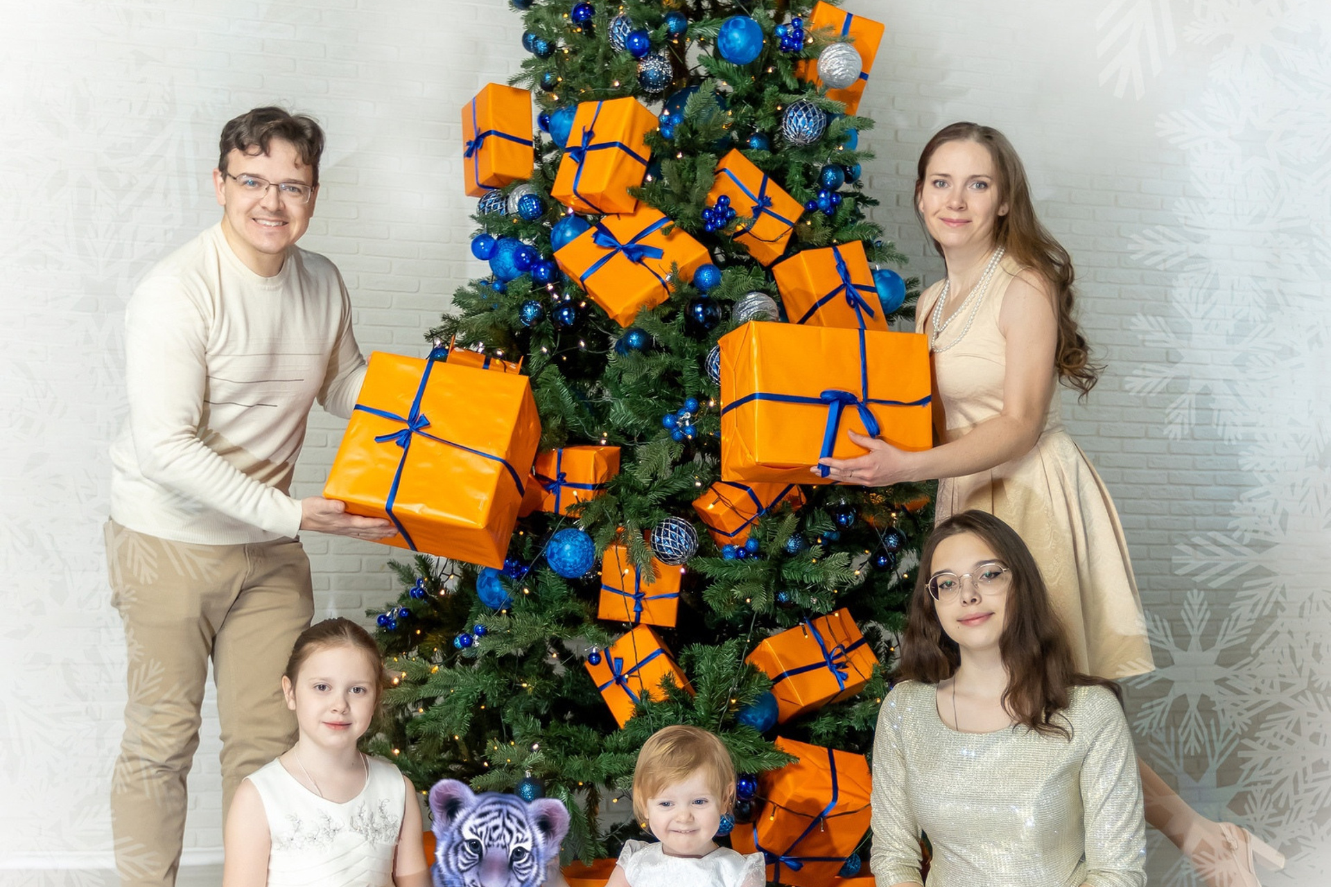 Предновогодняя фотосессия сестричек (3о минут в студии).