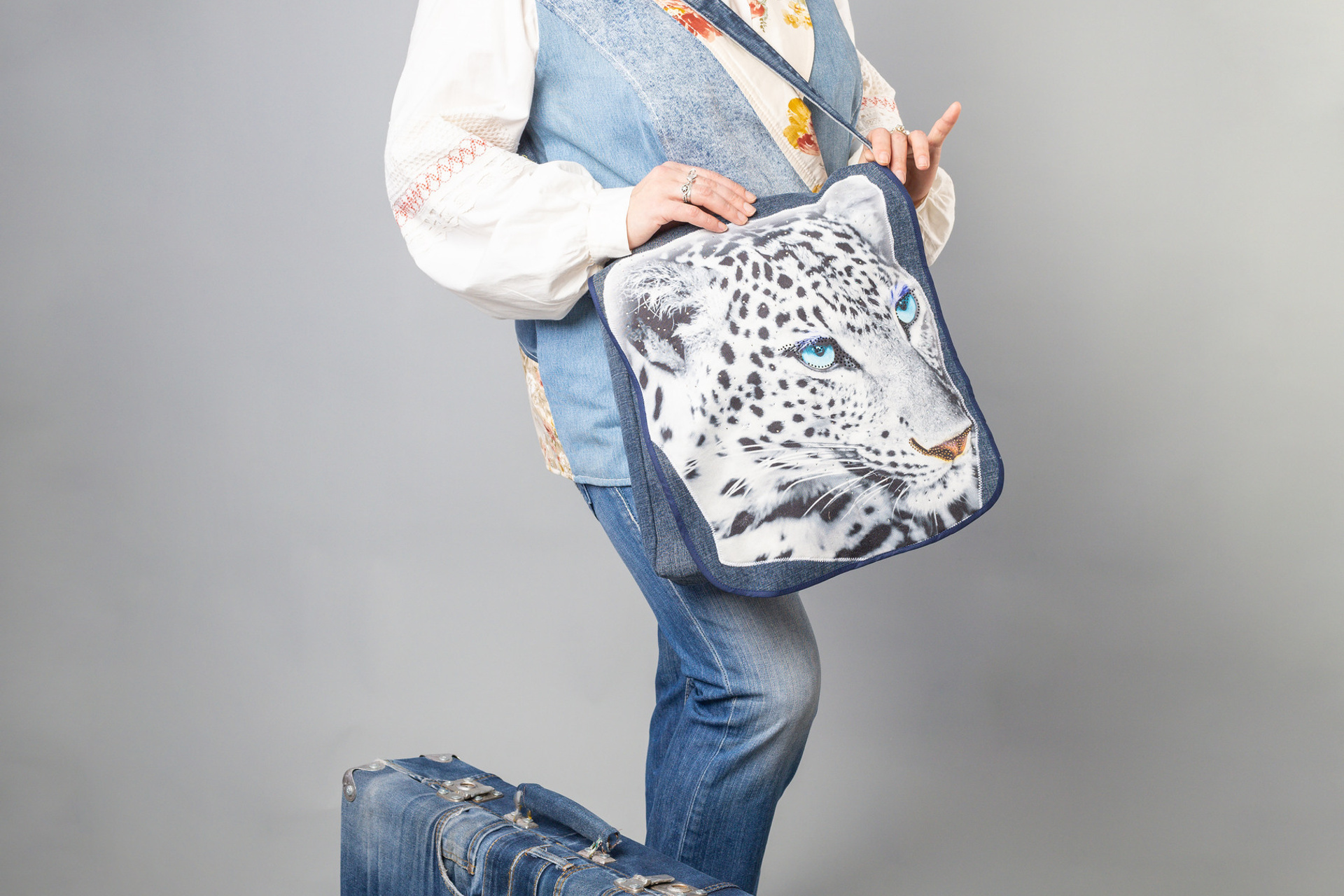 Модельная съемка. Вещи в студийном интерьере.