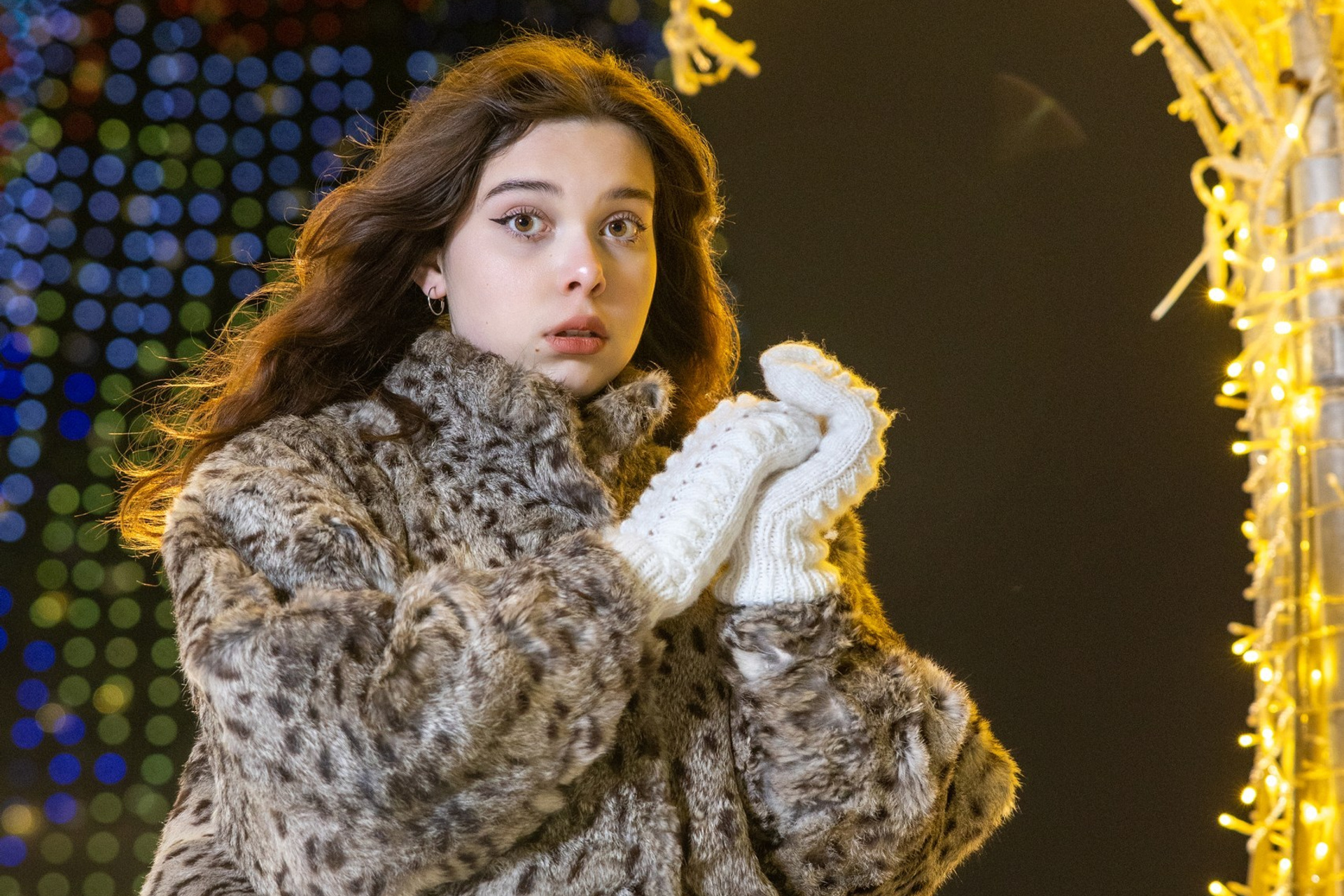 Мария у ёлки в полушубке.