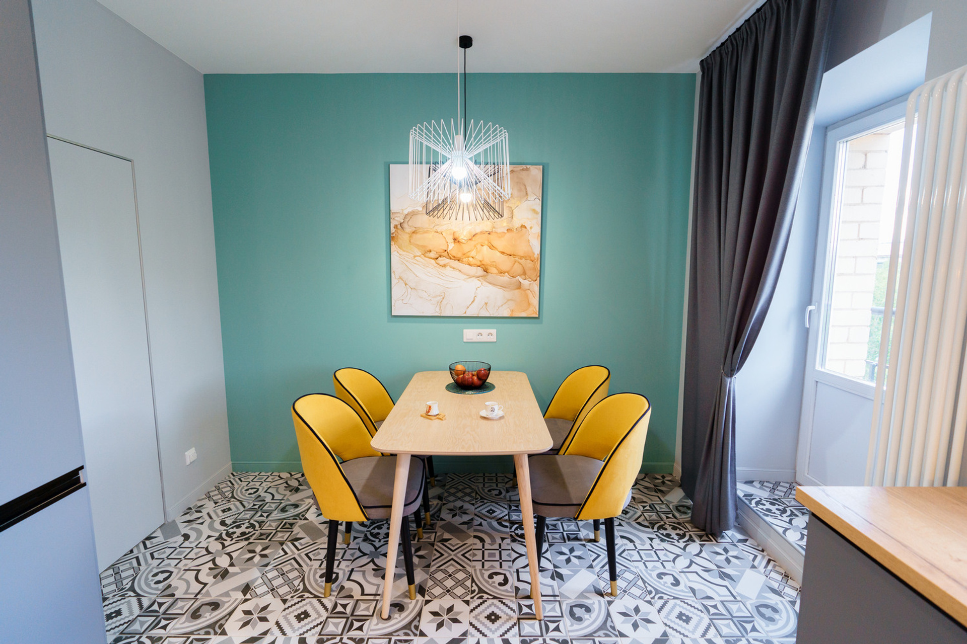 Яркая атмосферная квартира с изюминкой спальня-гостиная