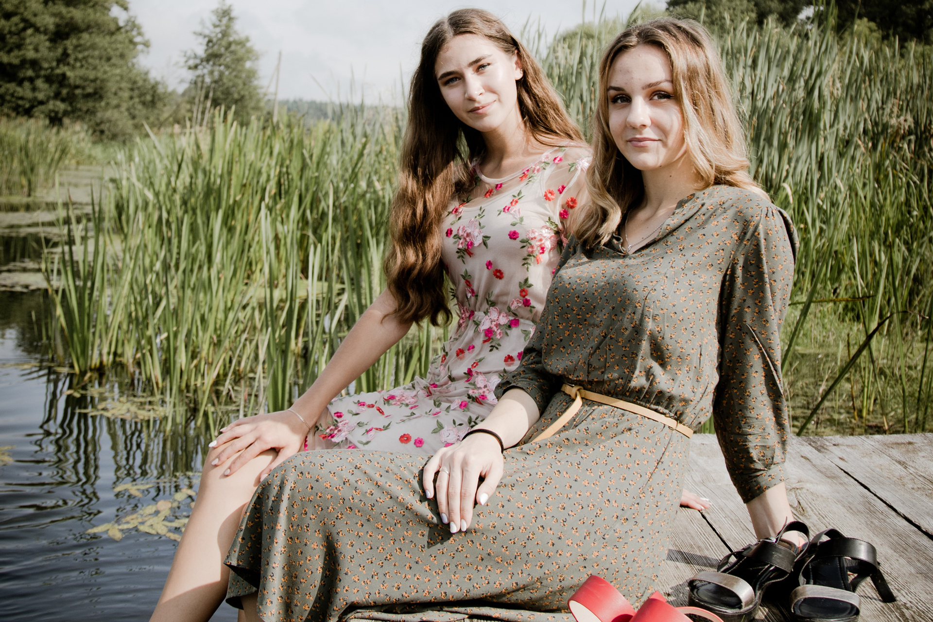 Девушки у реки