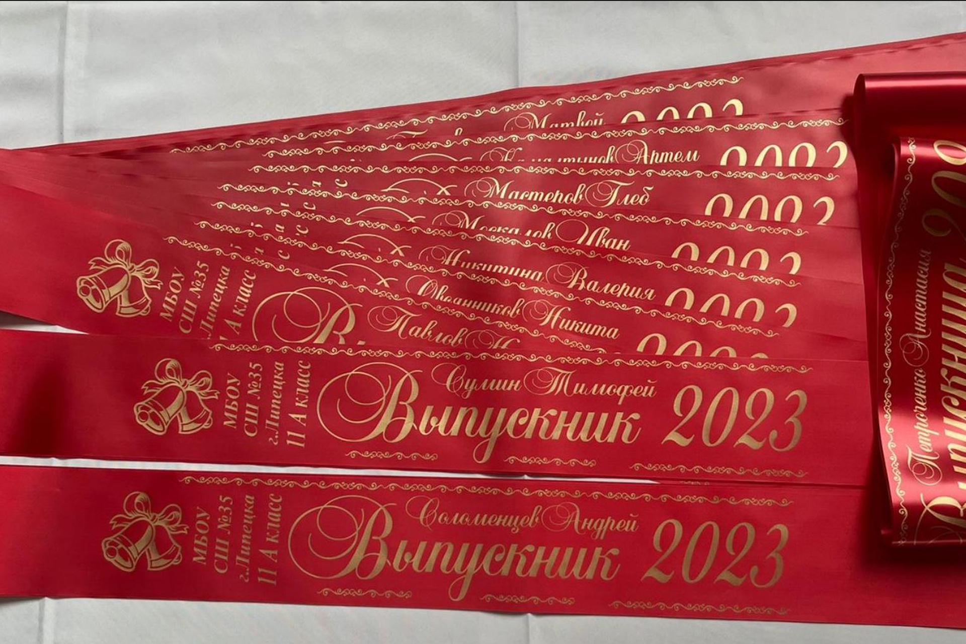 ЛЕНТЫ НА ВЫПУСКНОЙ. ВЫПУСКНЫЕ АЛЬБОМЫ И ФОТОКНИГИ