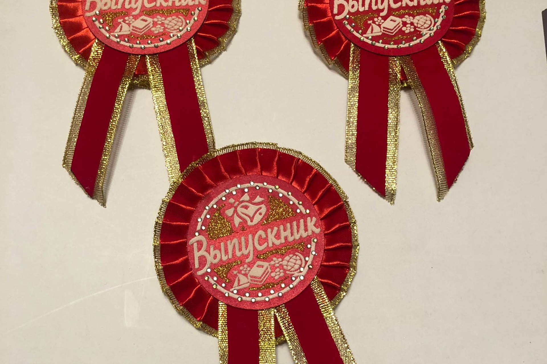 ЛЕНТЫ НА ВЫПУСКНОЙ. ВЫПУСКНЫЕ АЛЬБОМЫ И ФОТОКНИГИ