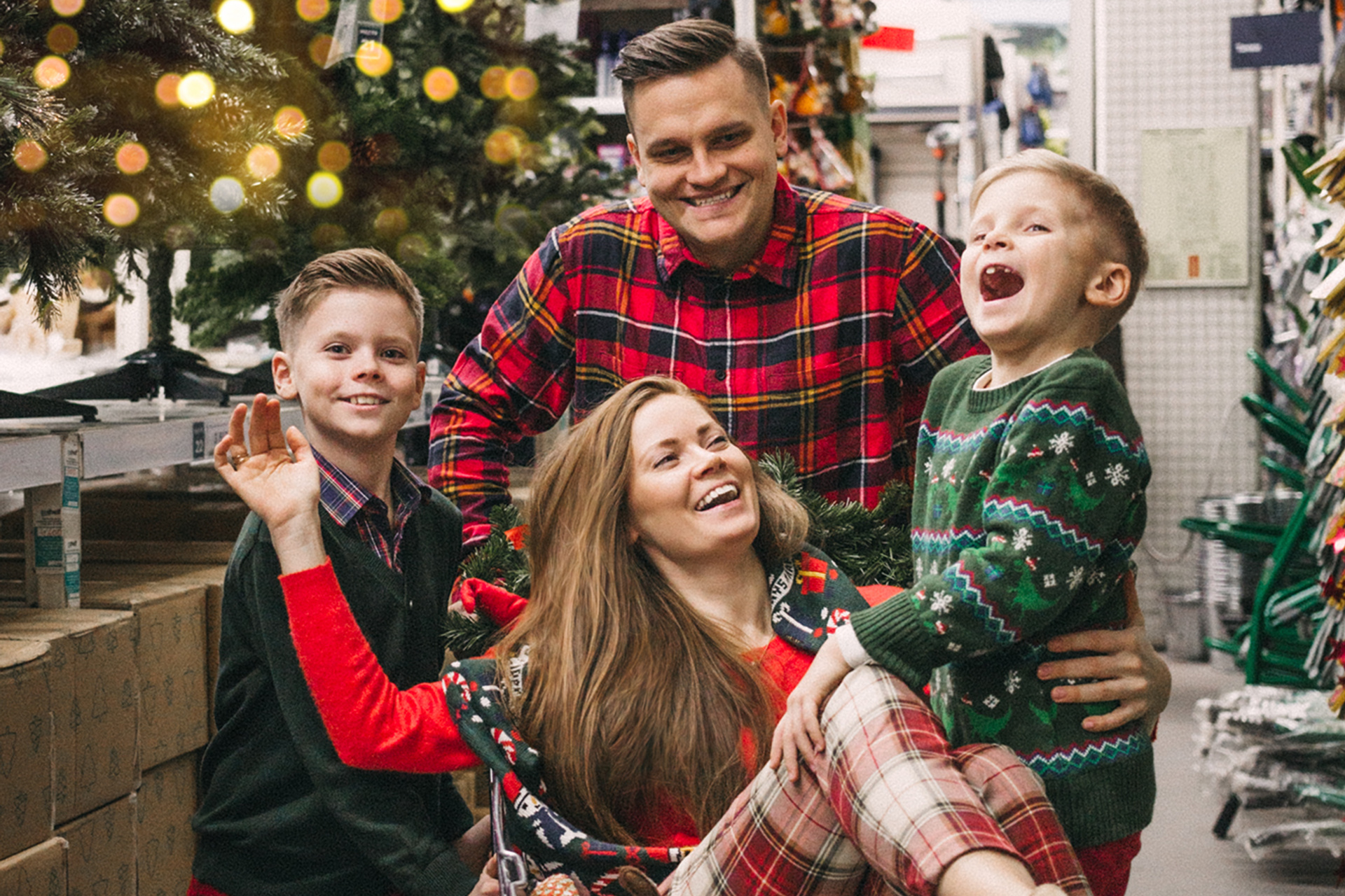 Кристина, Виктор, Марк и Тимофей в магазине новогодних товаров