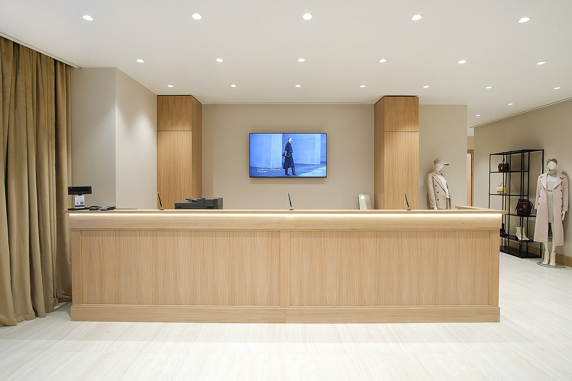 Фотография интерьера  входной зоны и стойки администратора в  бутике 