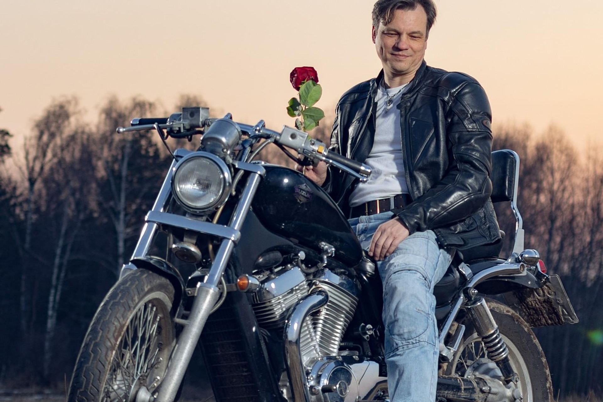 Мужской портрет с мото