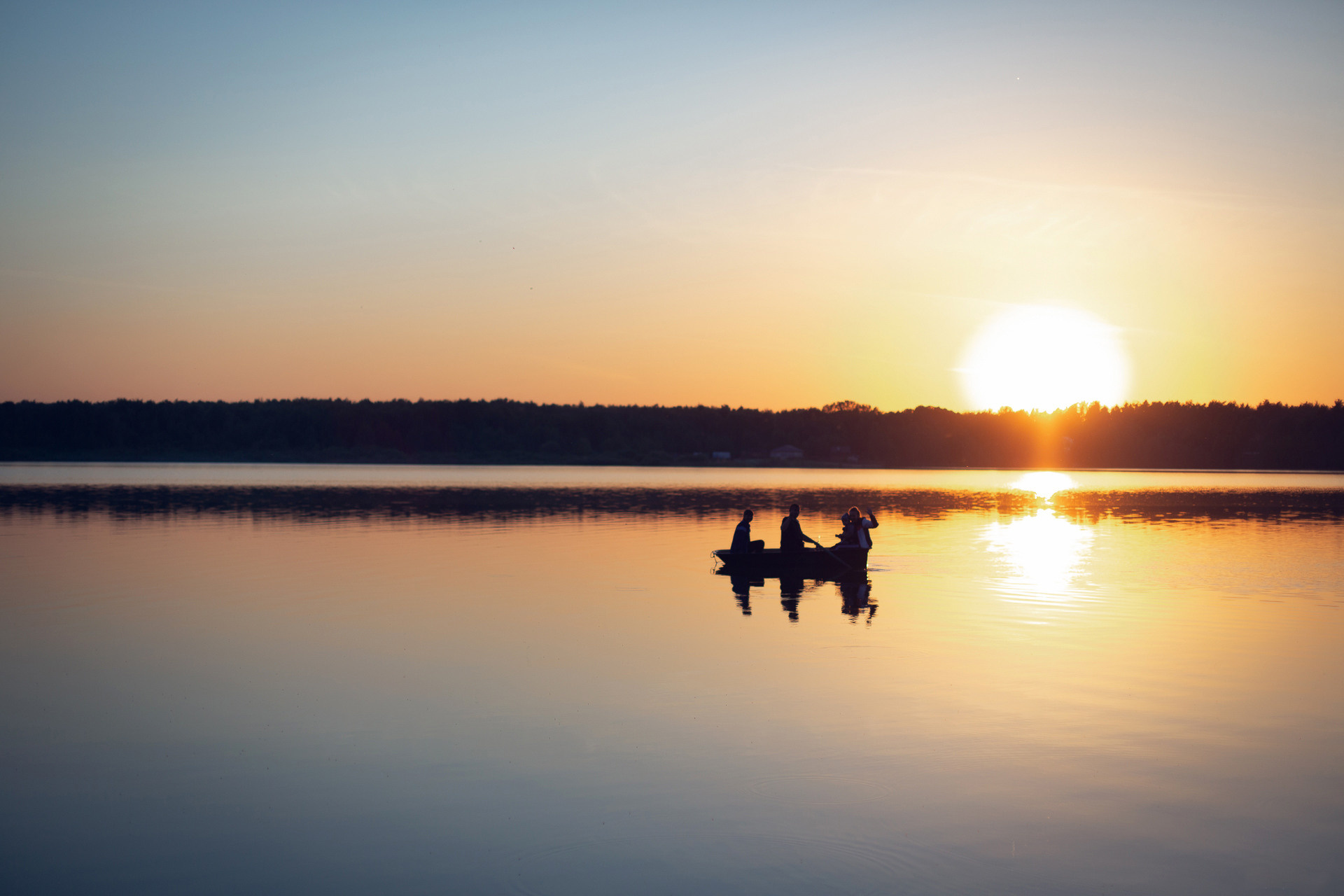 У озера на закате