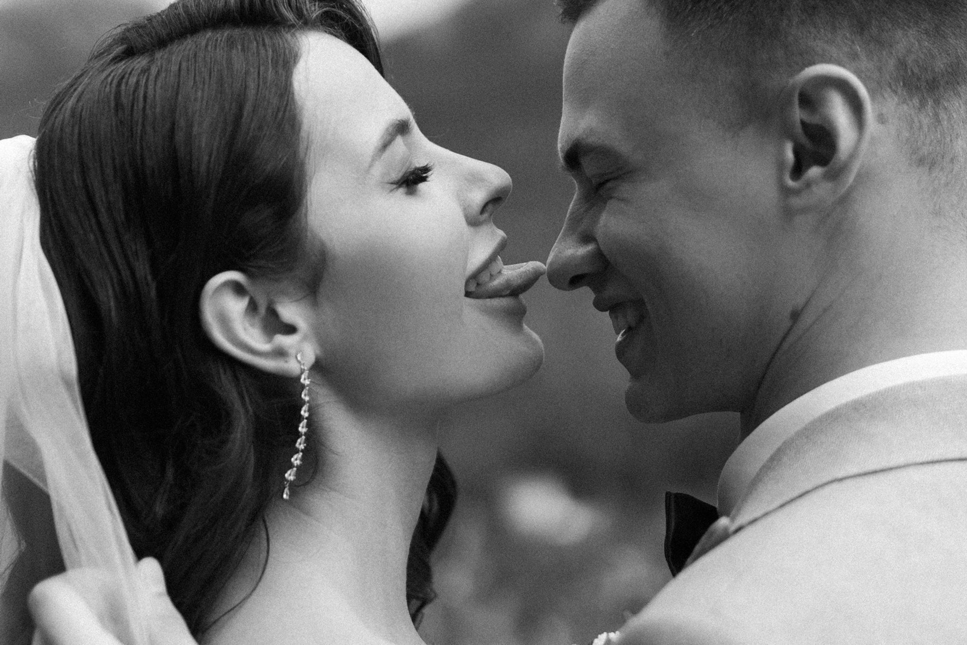 А дождь на окнах рисует