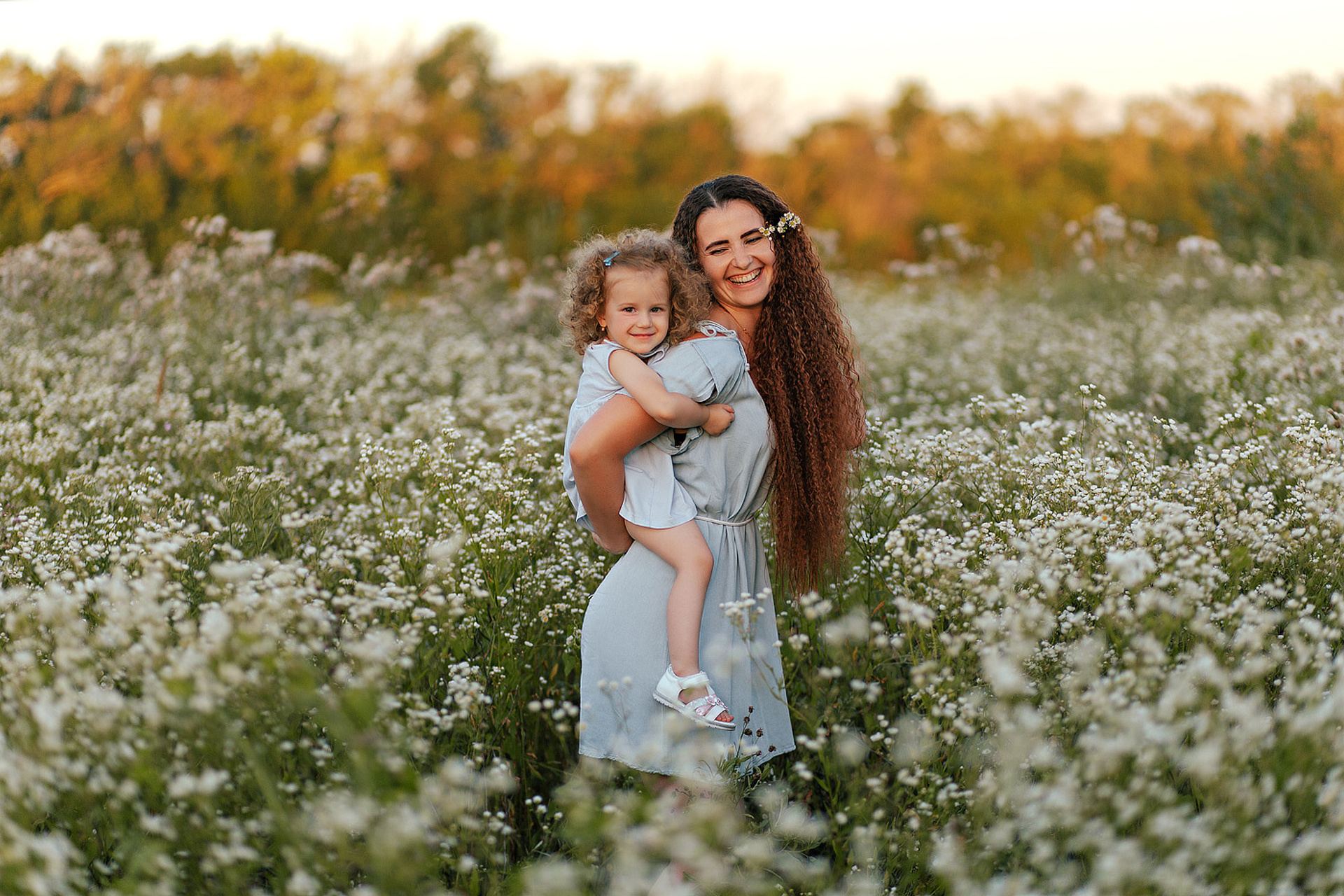 Мама и доча в ромашковом поле.