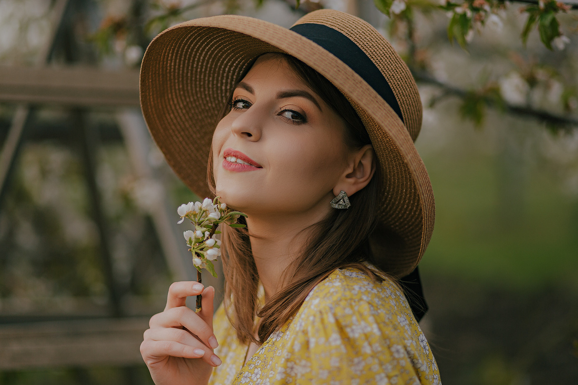 Оля в цветущих садах.