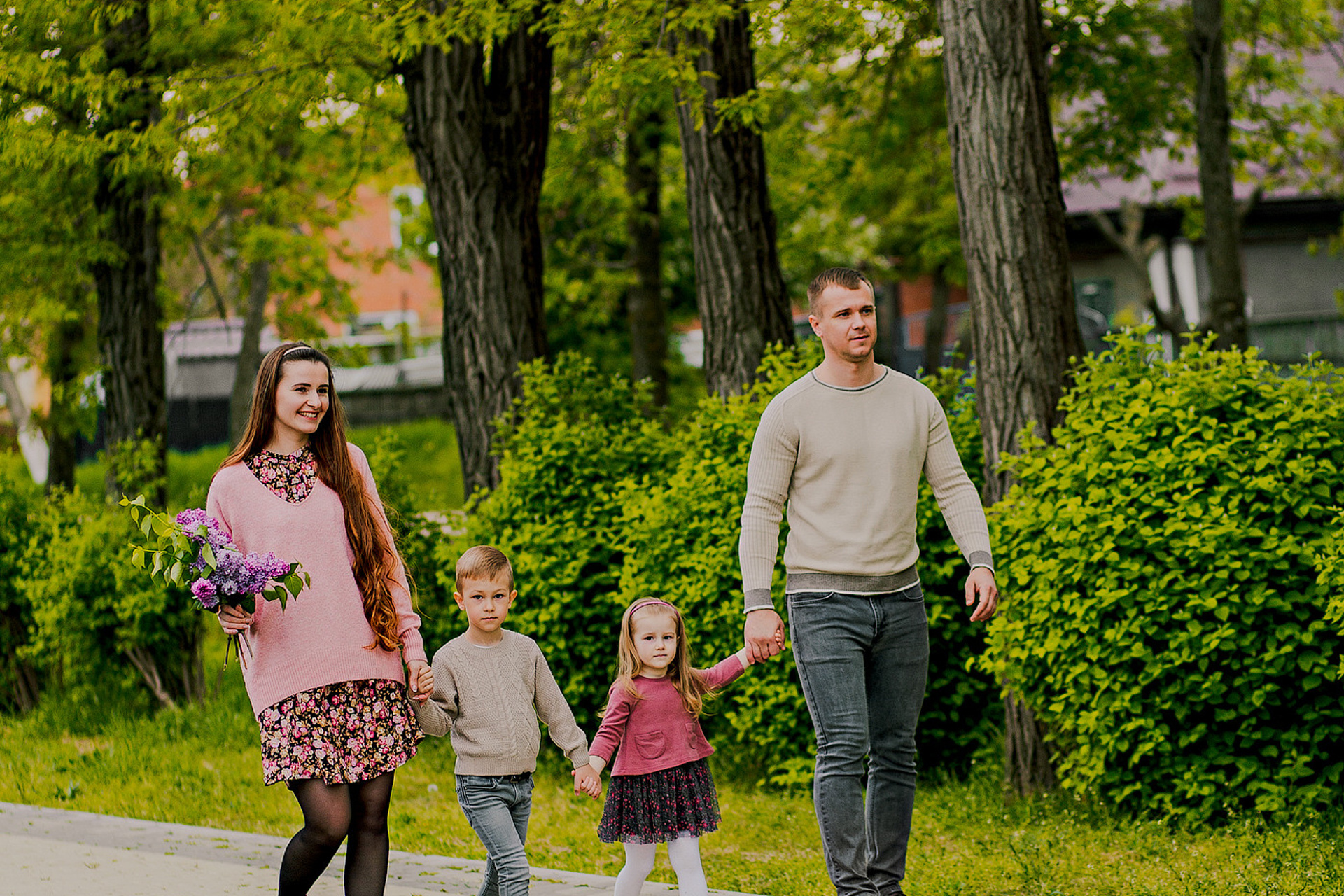 Семейная прогулка в парке.