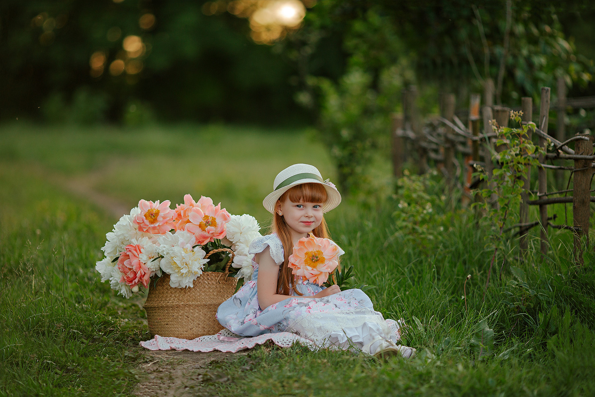 Милаша с пионами.