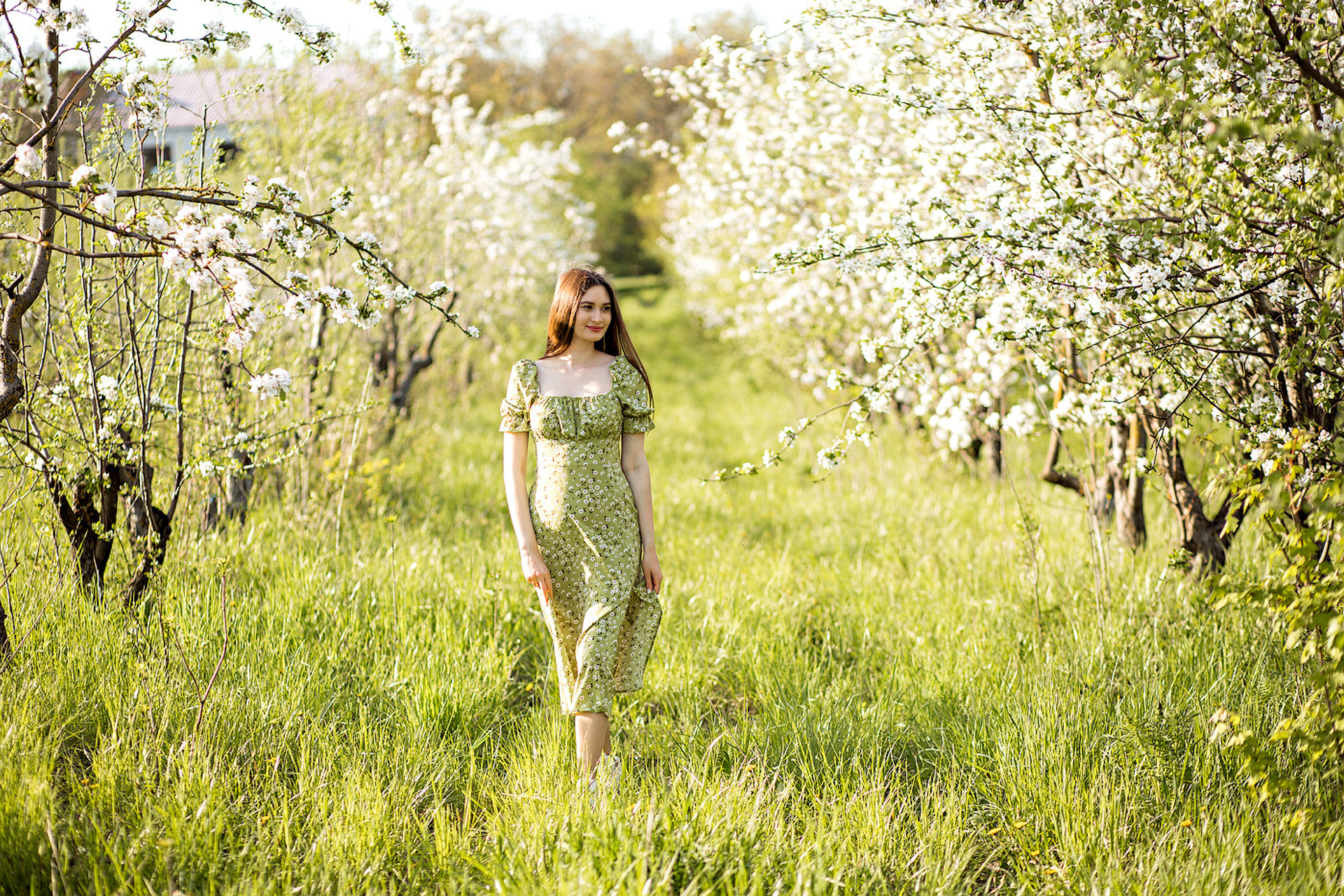 Вика с собакой в саду.