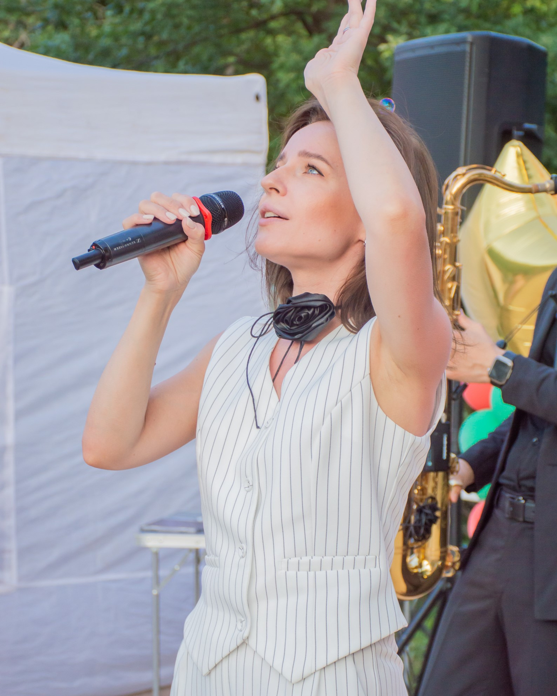 А музыка звучит