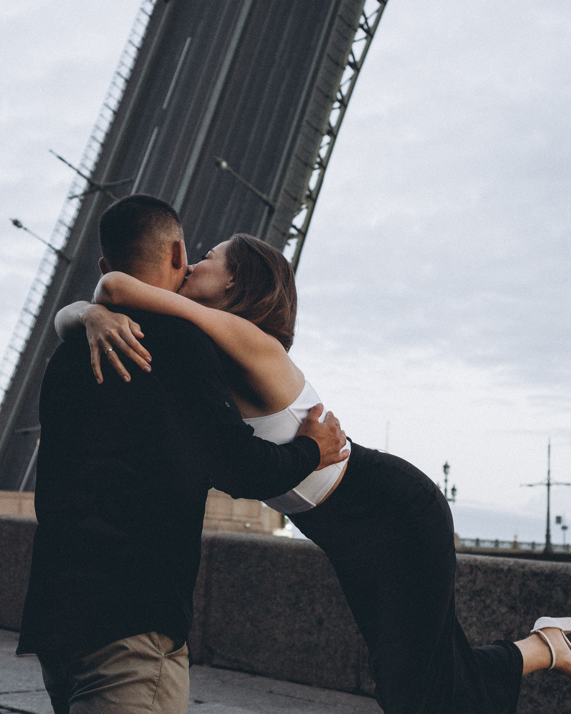 ПАРА НА РАССВЕТЕ С РАЗВОДНЫМИ МОСТАМИ В САНКТ-ПЕТЕРБУРГЕ