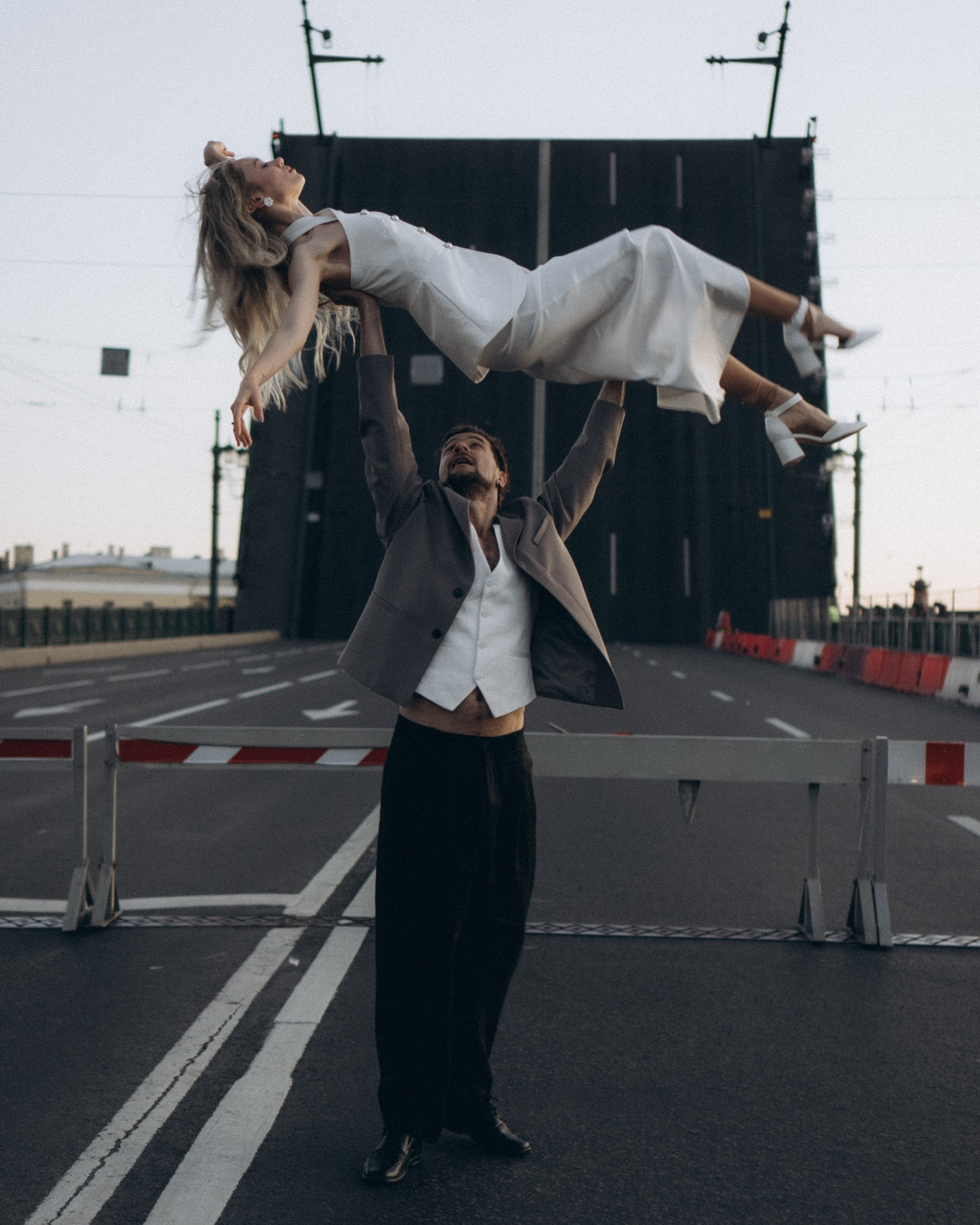 СВАДЕБНАЯ СЬЕМКА ПАРЫ НА&nbsp;РАССВЕТЕ В&nbsp;БЕЛЫЕ НОЧИ И&nbsp;ПРОГУЛКА С&nbsp;РАЗВОДНЫМИ МОСТАМИ И&nbsp;ПИКНИК ВОЗЛЕ ИСАКИЕВСКОГО СОБОРА